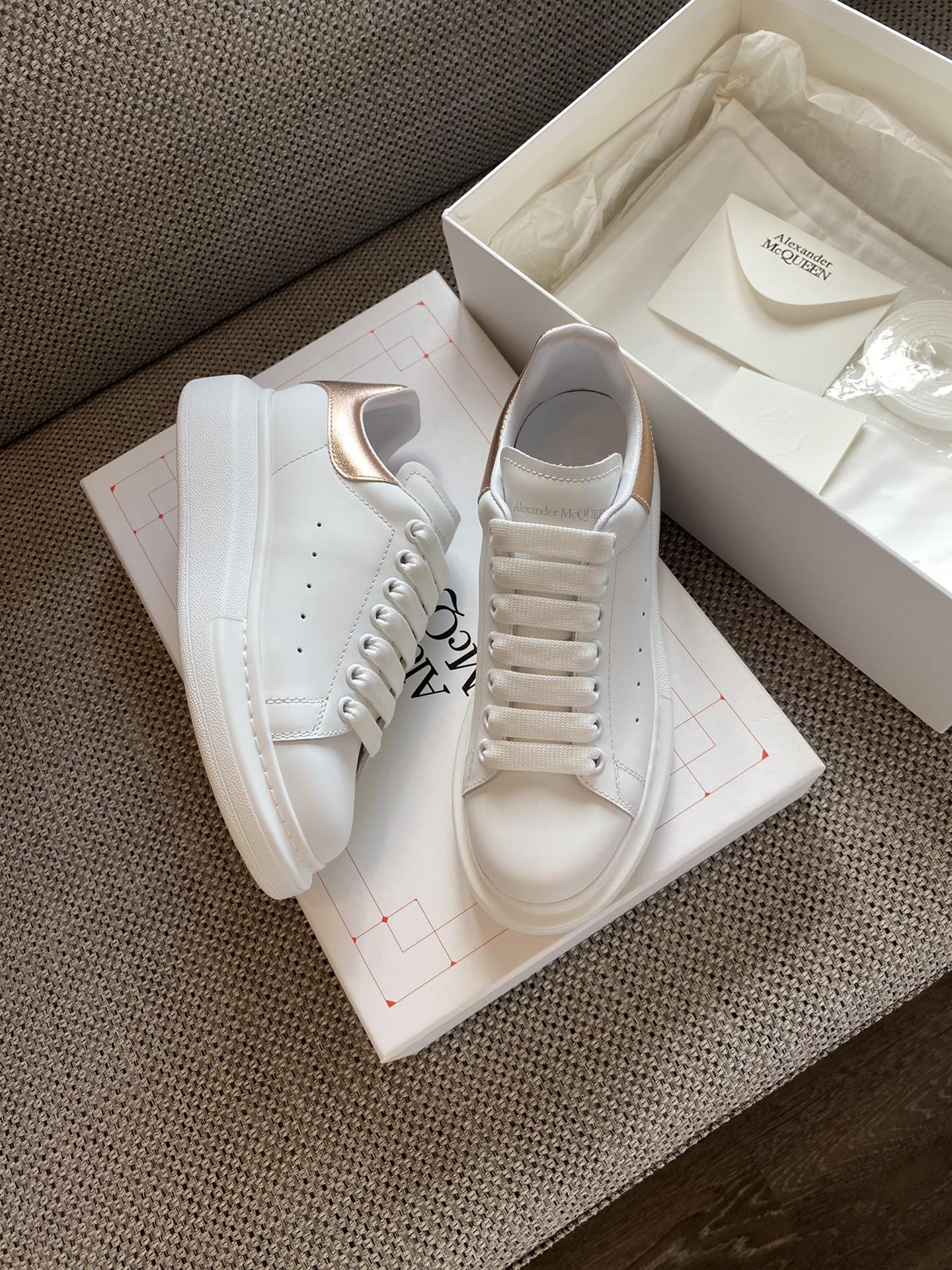 Классические белые кроссовки McQueen - ярко-оранжевые