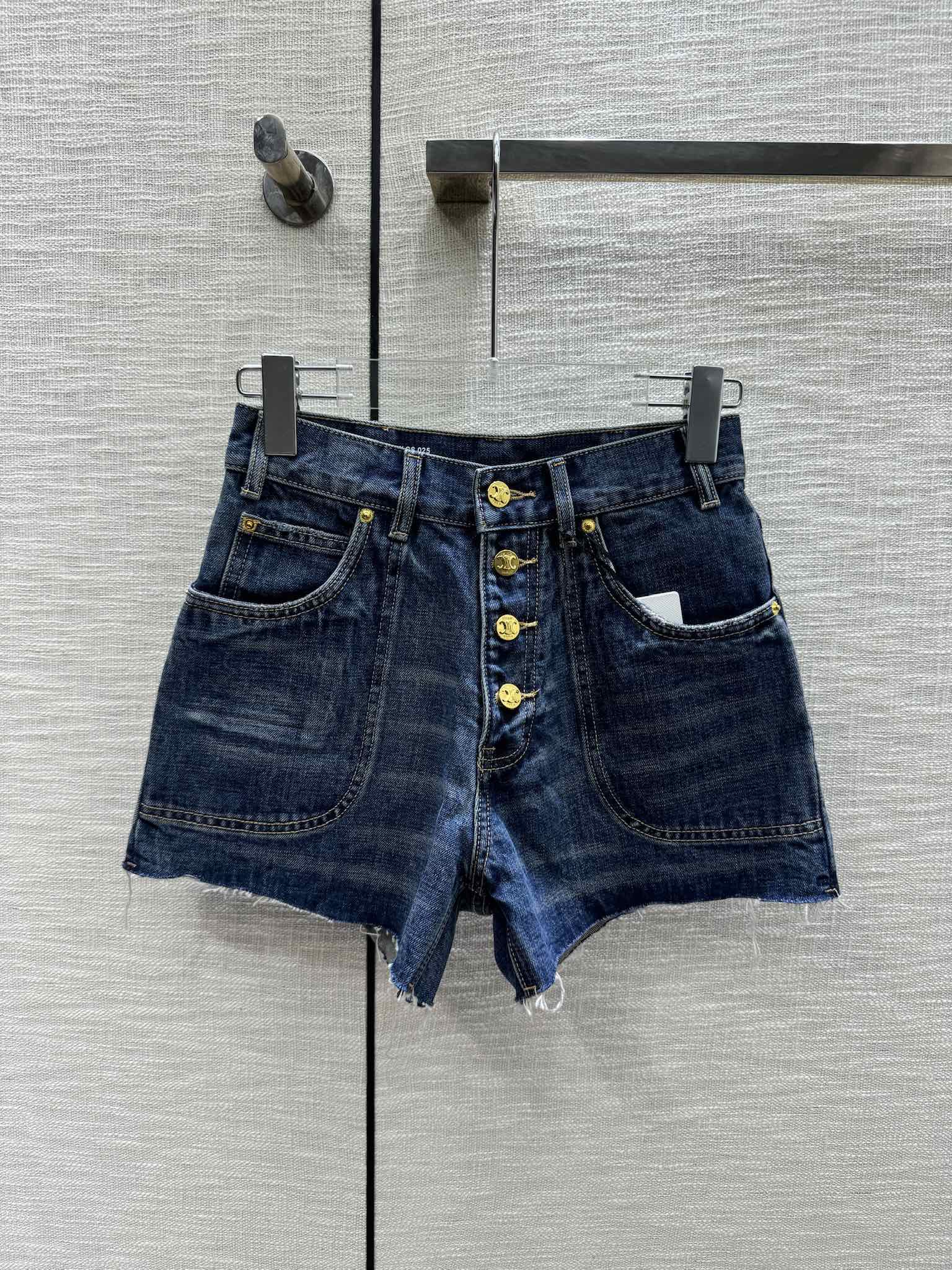 Коллекция Celine Весна/Лето 2024 — Джинсовые шорты с большими карманами