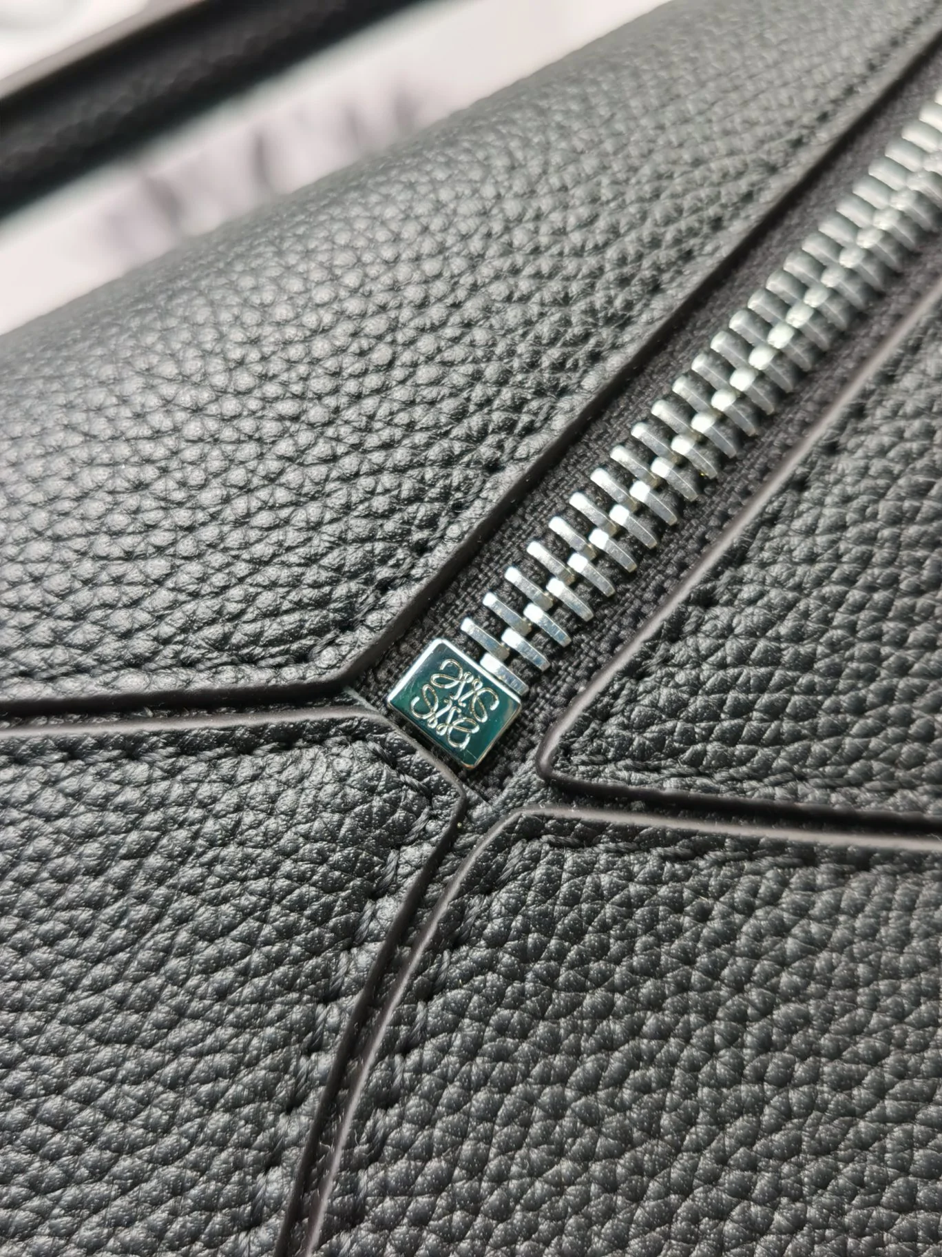 Сумка Loewe Puzzle из телячьей кожи, маленькая, черная.