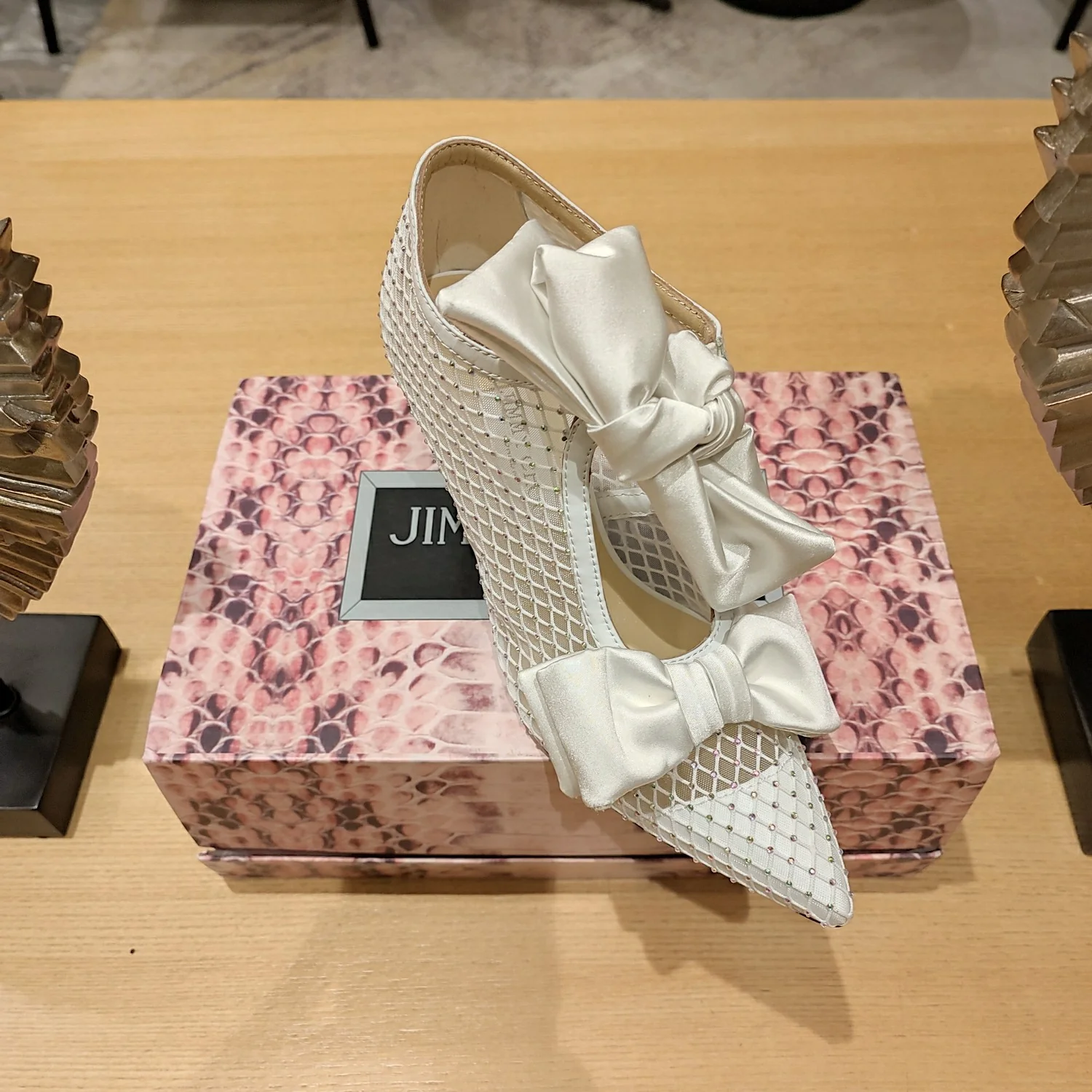 Ботильоны Jimmy Mesh на высоком каблуке, украшенные стразами и кристаллами.