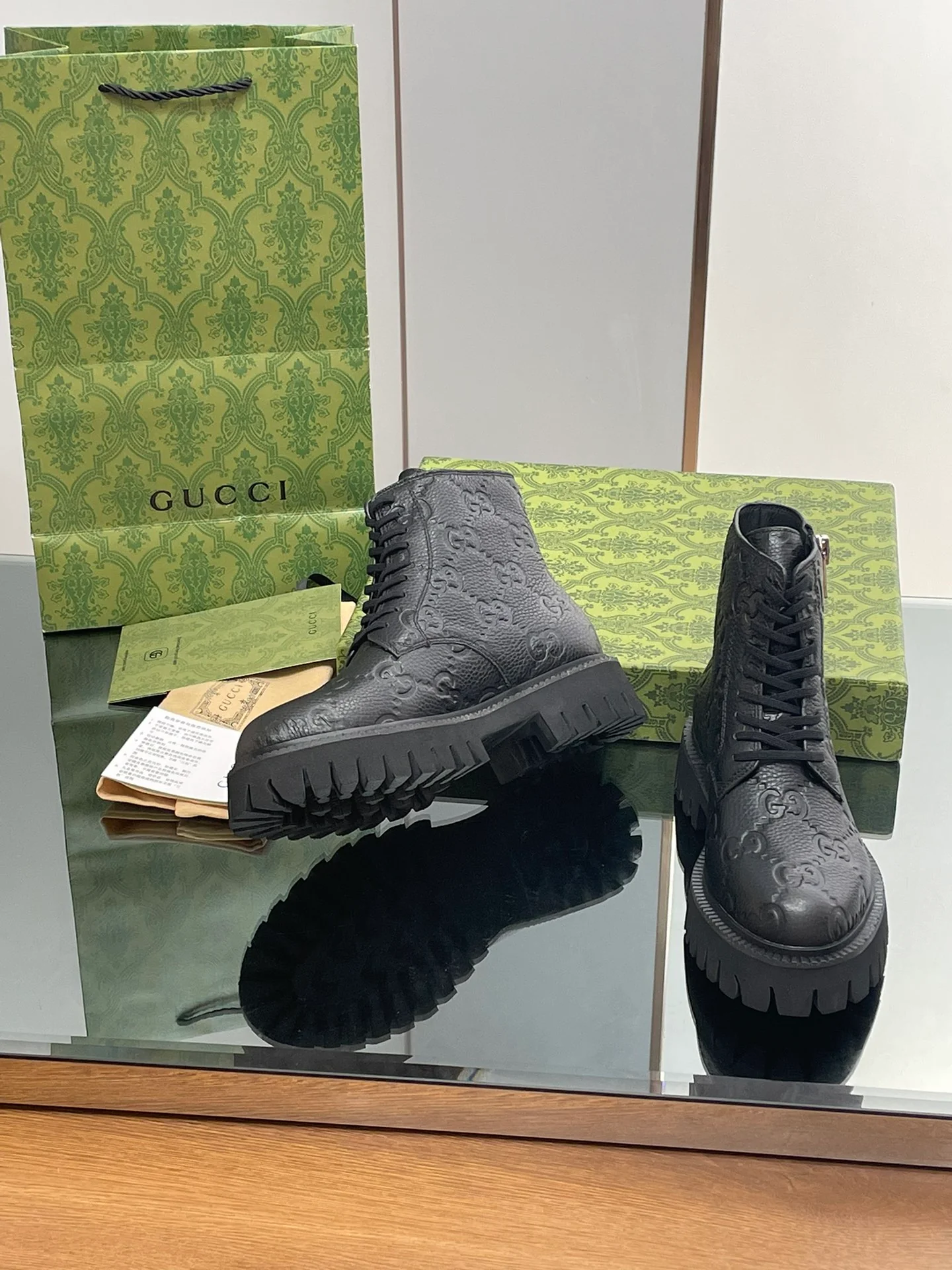 Новинка сезона осень/зима 2023 от Gucci - Ботильоны с тиснением Double G - Черные