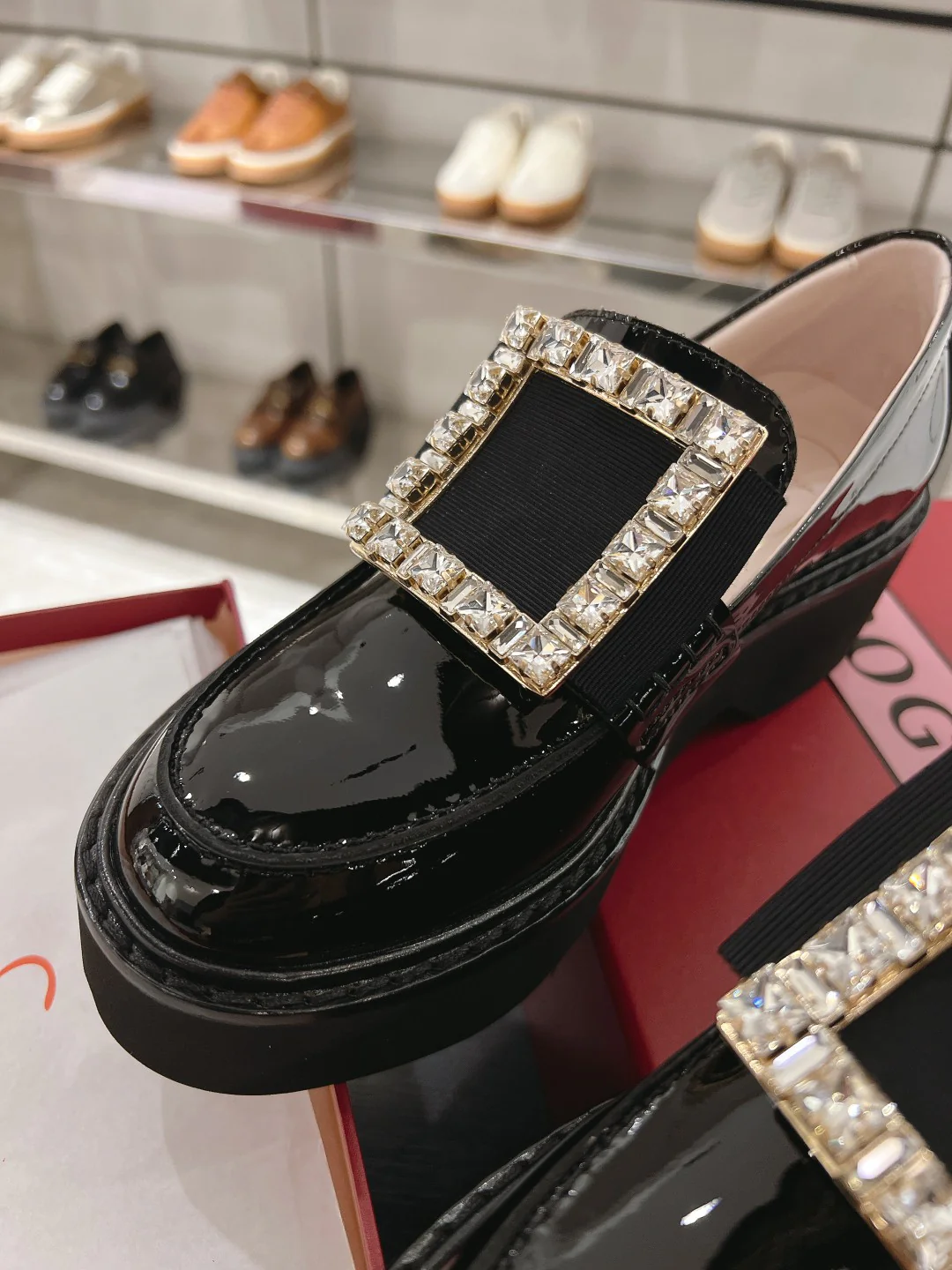 Лоферы RV-2024 с пряжкой и стразами - черные