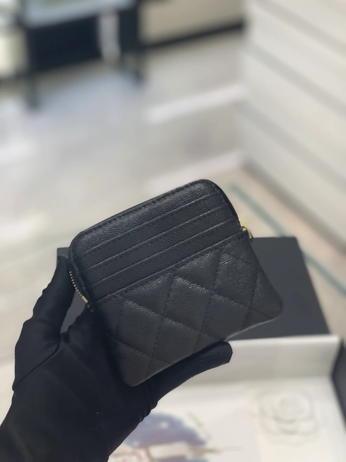 Монетоприемник Chanel 22S с бриллиантовой пряжкой - черный