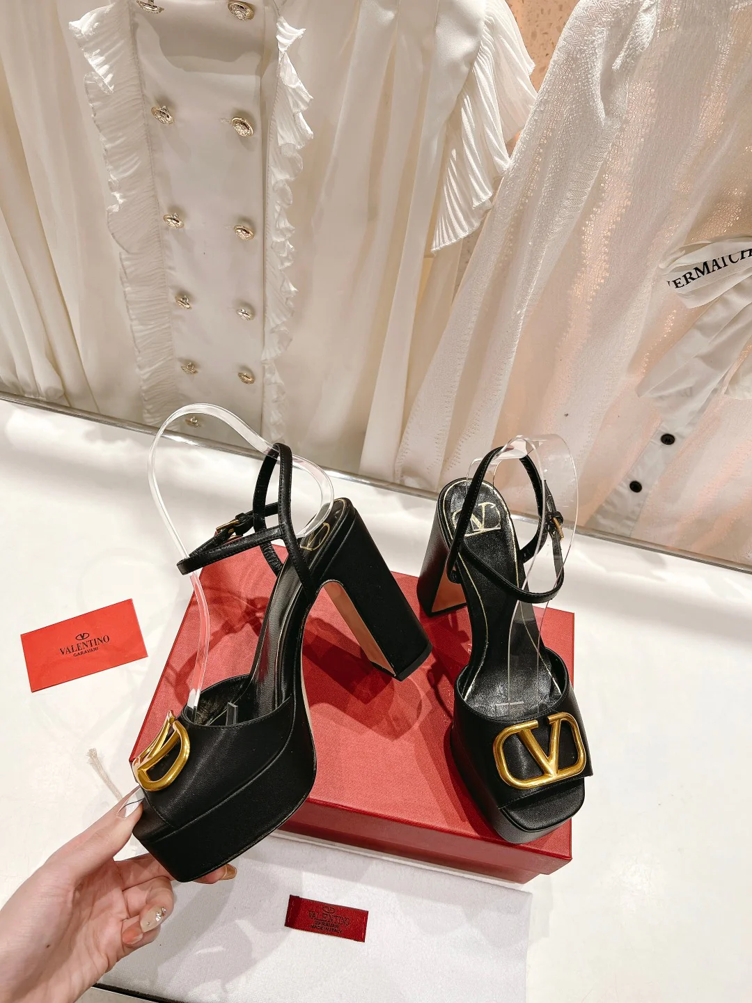 Новинка лета 2023 от Valentino - Босоножки на каблуке с задником - Черные