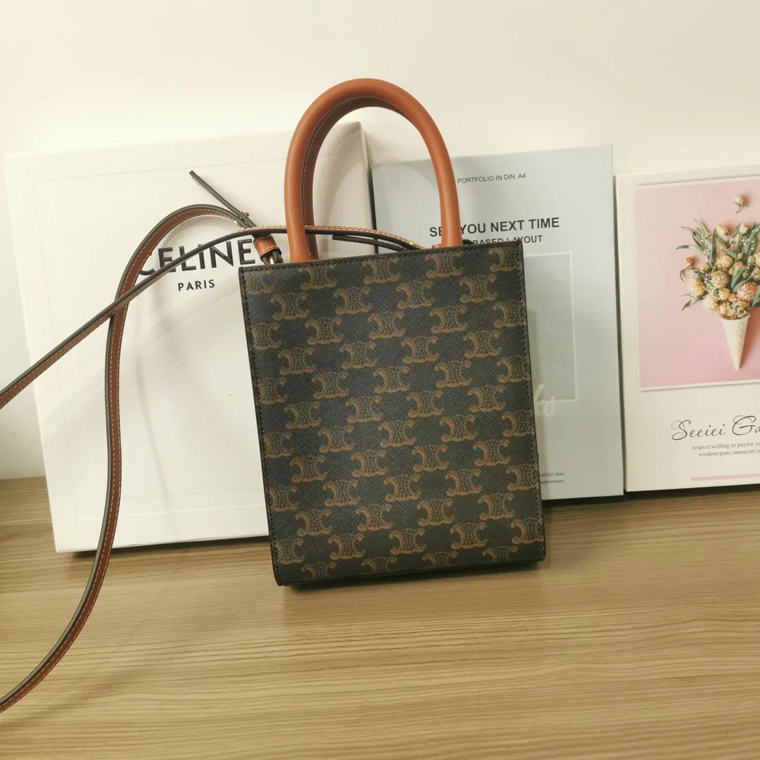 Вышивка на мини-сумке Celine