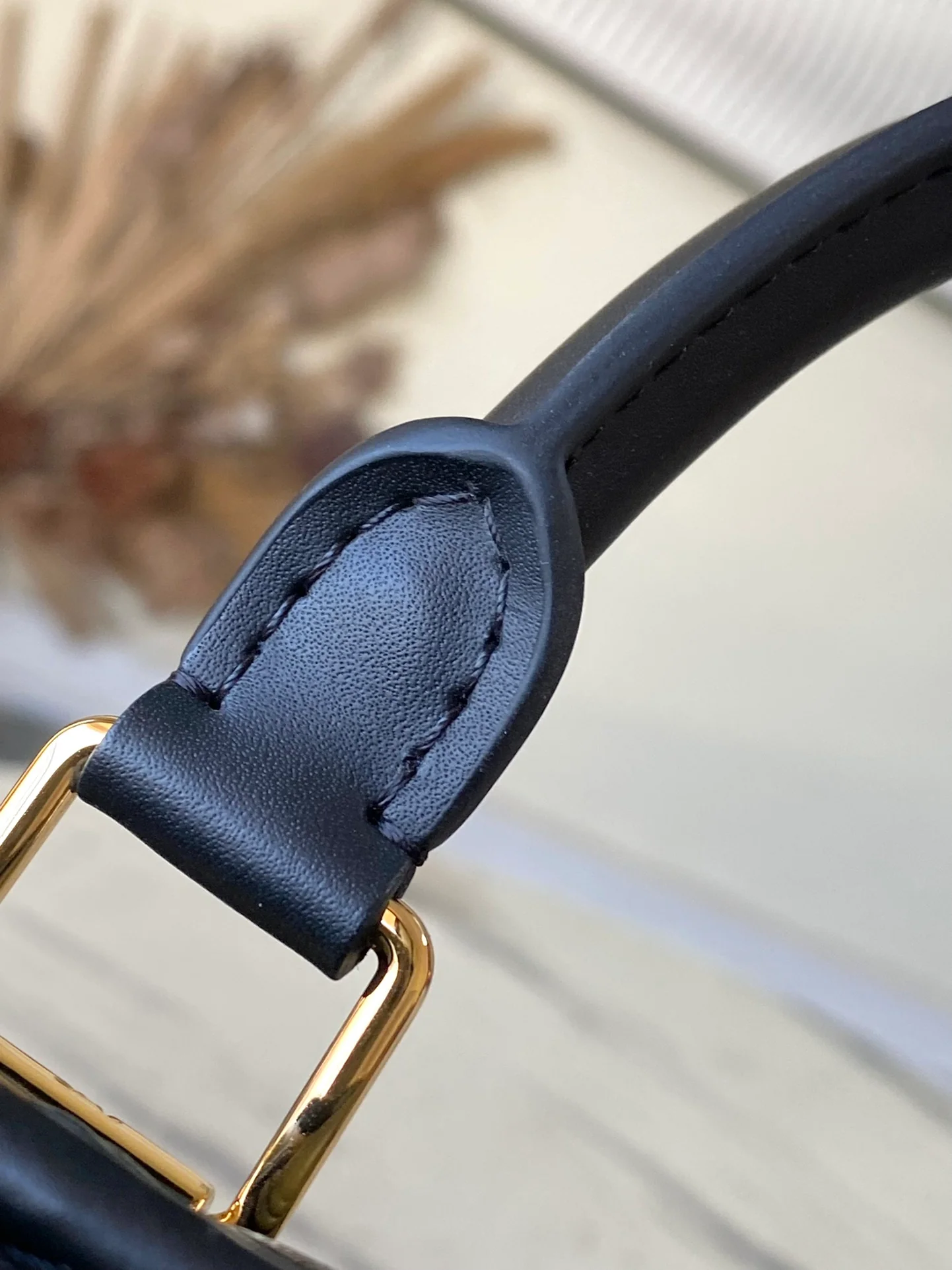 m23666-LV-nicolas-ghesquiere-shell bag-black gradient