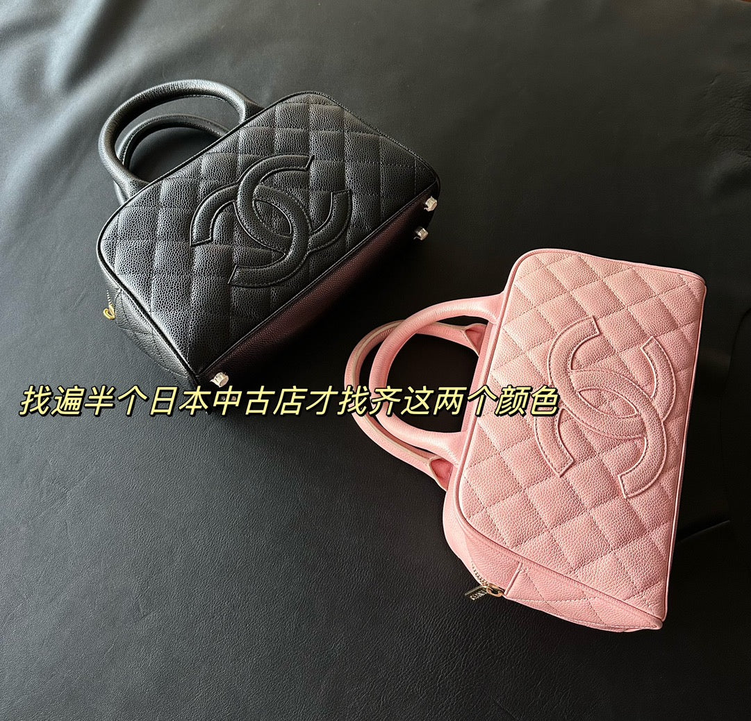 Винтажная сумка-боулинг Chanel из икры, розовая.