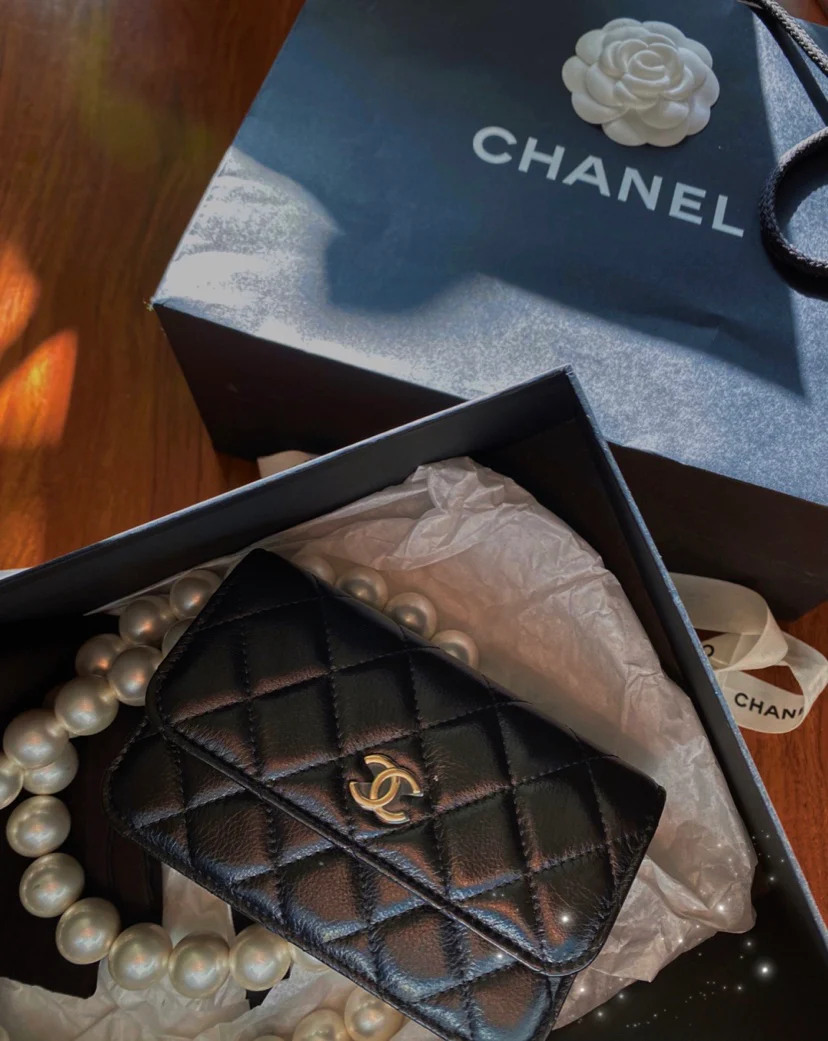 Маленькая сумочка Chanel с жемчужной цепочкой - 1 шт.