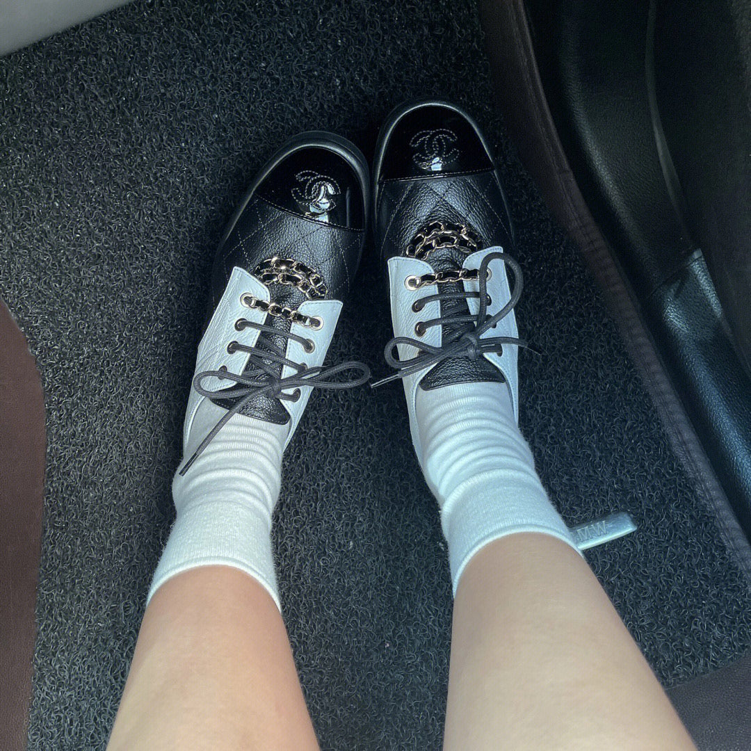 Новинка сезона осень/зима 2022 от Chanel — кожаные туфли с цепочкой и узором ?личи? — фотографии вживую.