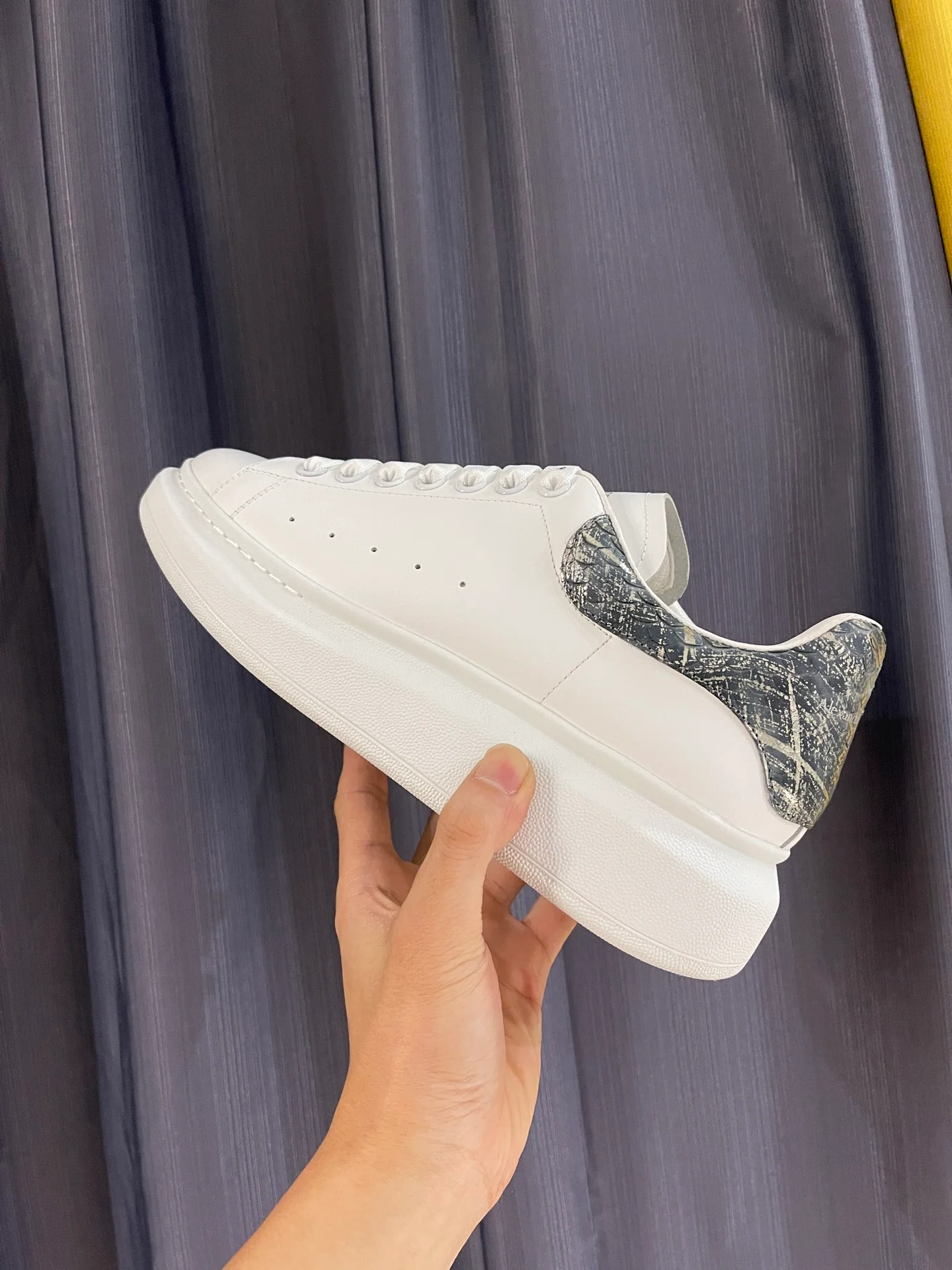 Классические белые кроссовки McQueen - унисекс - каблук из серой змеиной кожи - Премиум-издание