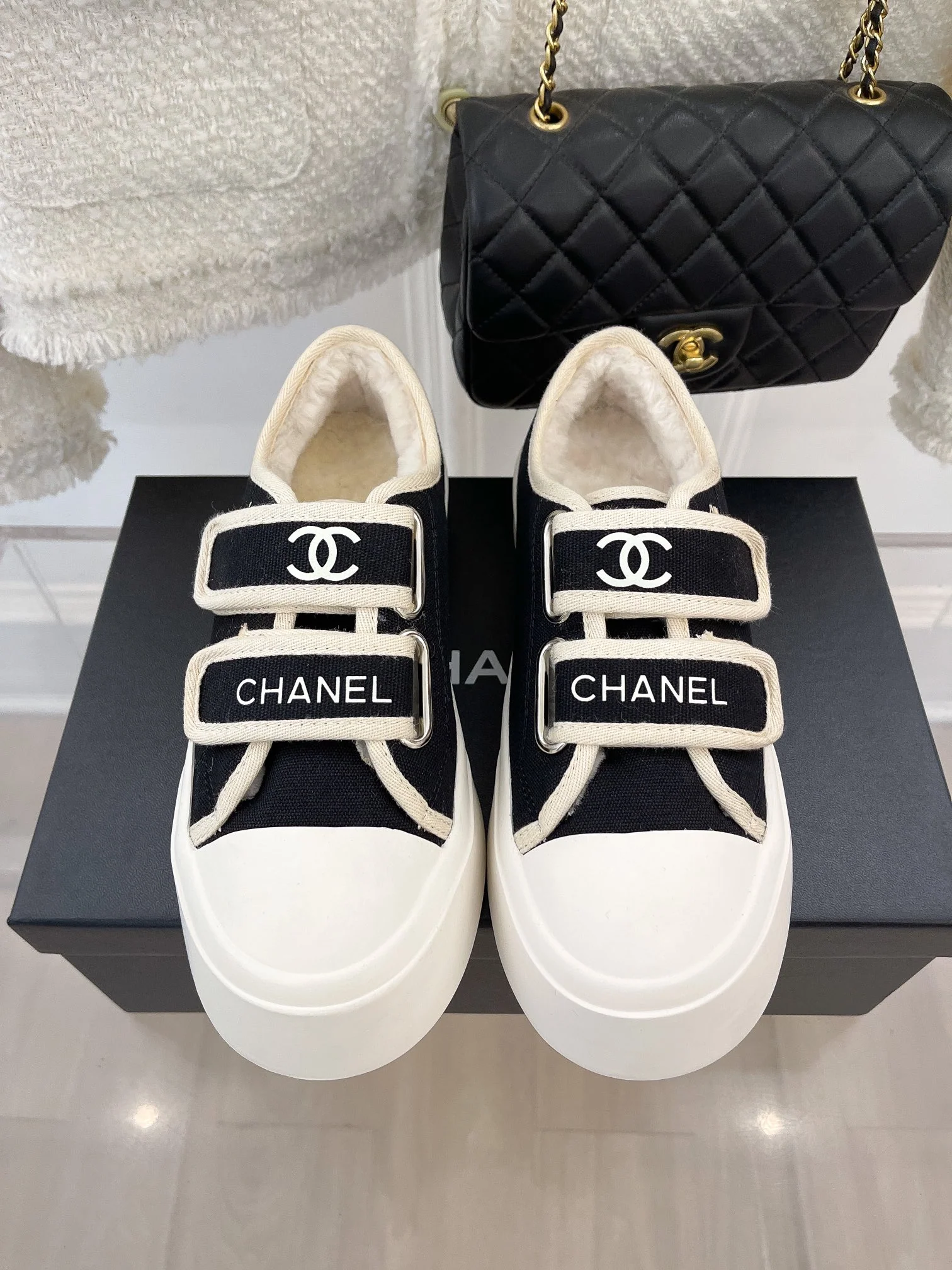 Новинка сезона осень/зима 2022 от Chanel - повседневные туфли на платформе с застежкой-липучкой - черные.