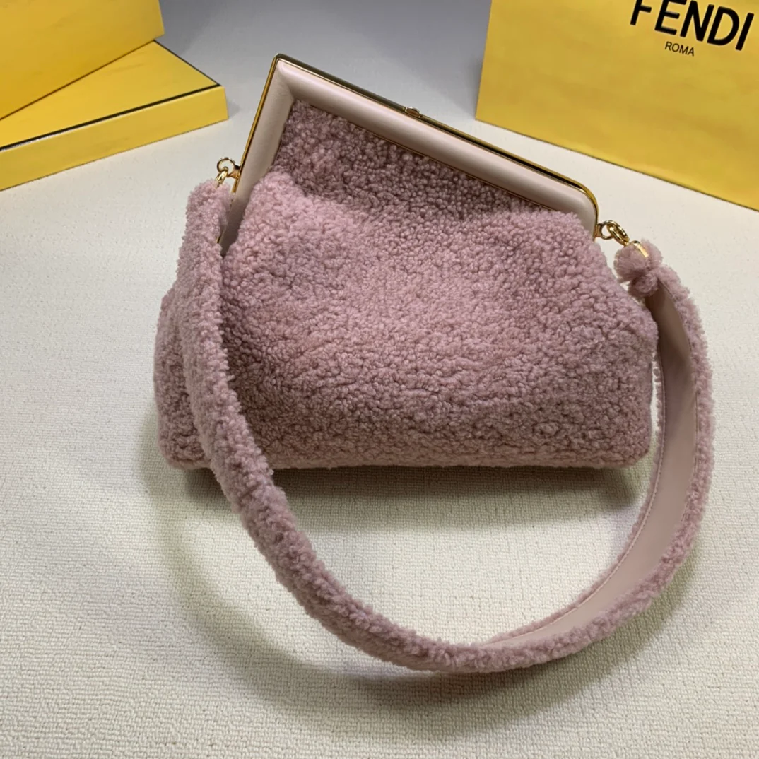 Средняя розовая шерстяная сумка Fendi-first