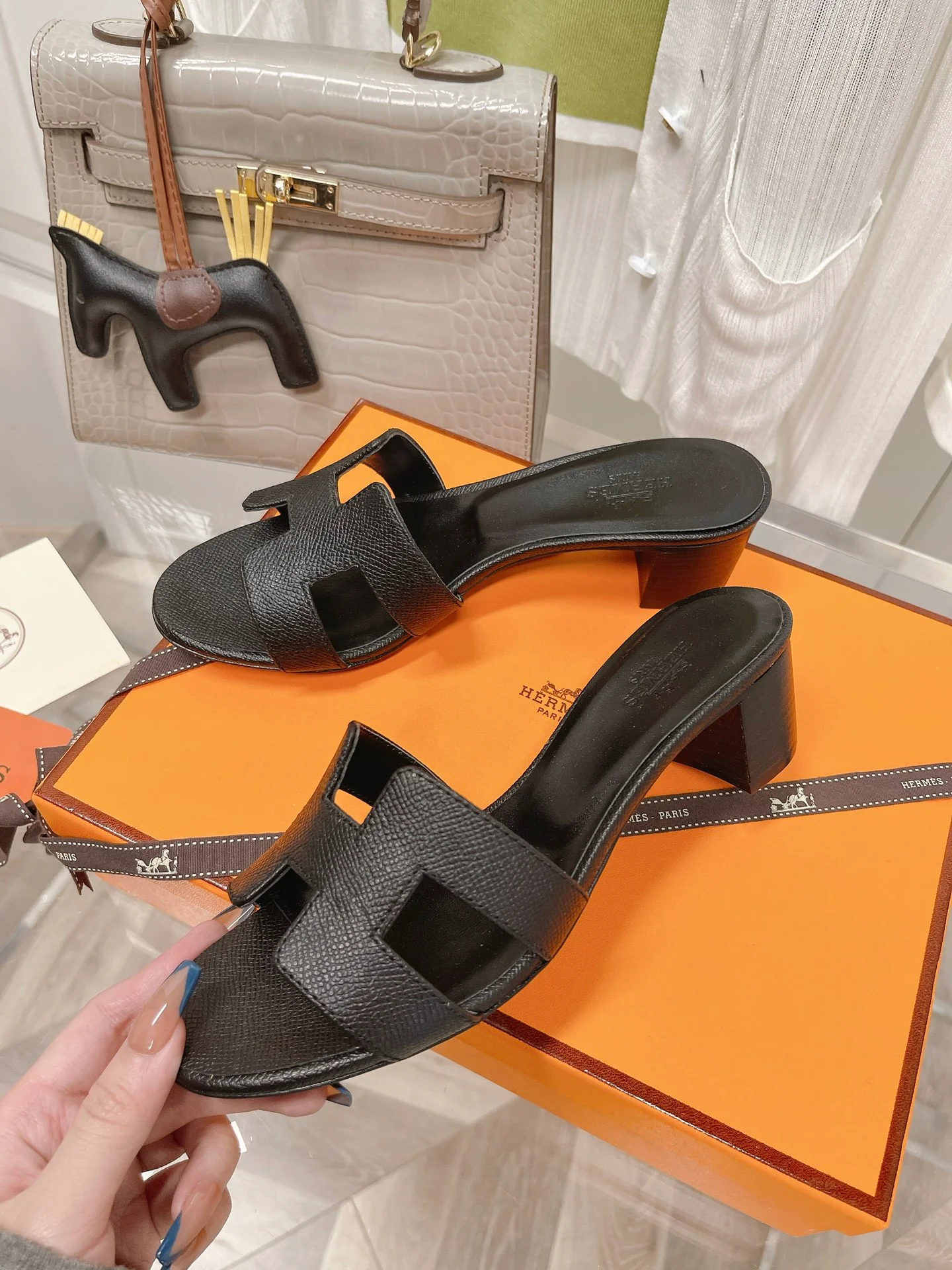 Новинка 2022 года от Hermes - Тапочки на низком каблуке с отпечатком руки - Черные