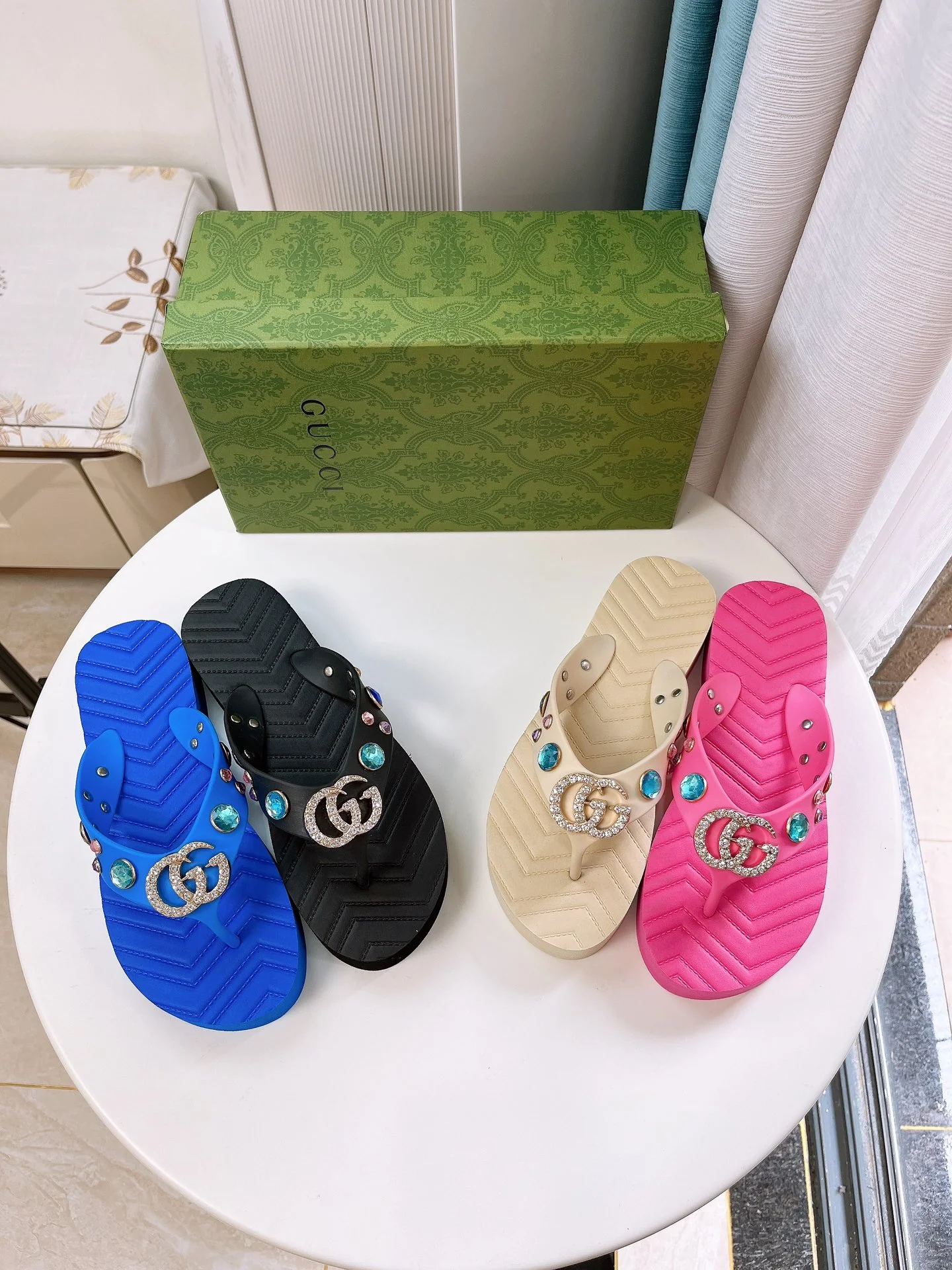 Летняя коллекция Gucci 2022 — Пляжная обувь — Черная