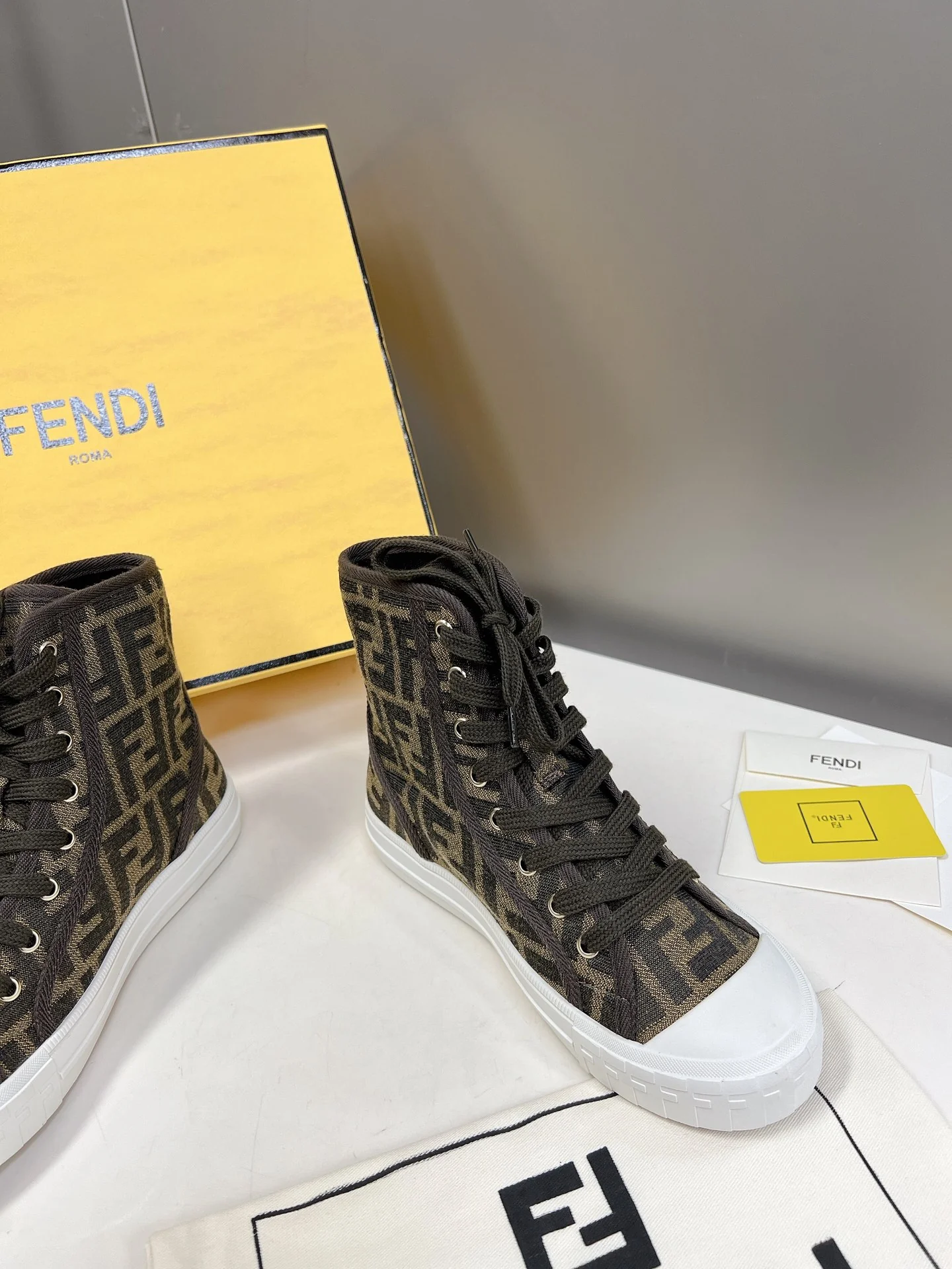 Fendi - Новинка сезона осень/зима 2022 - Высокие повседневные кроссовки с монограммой