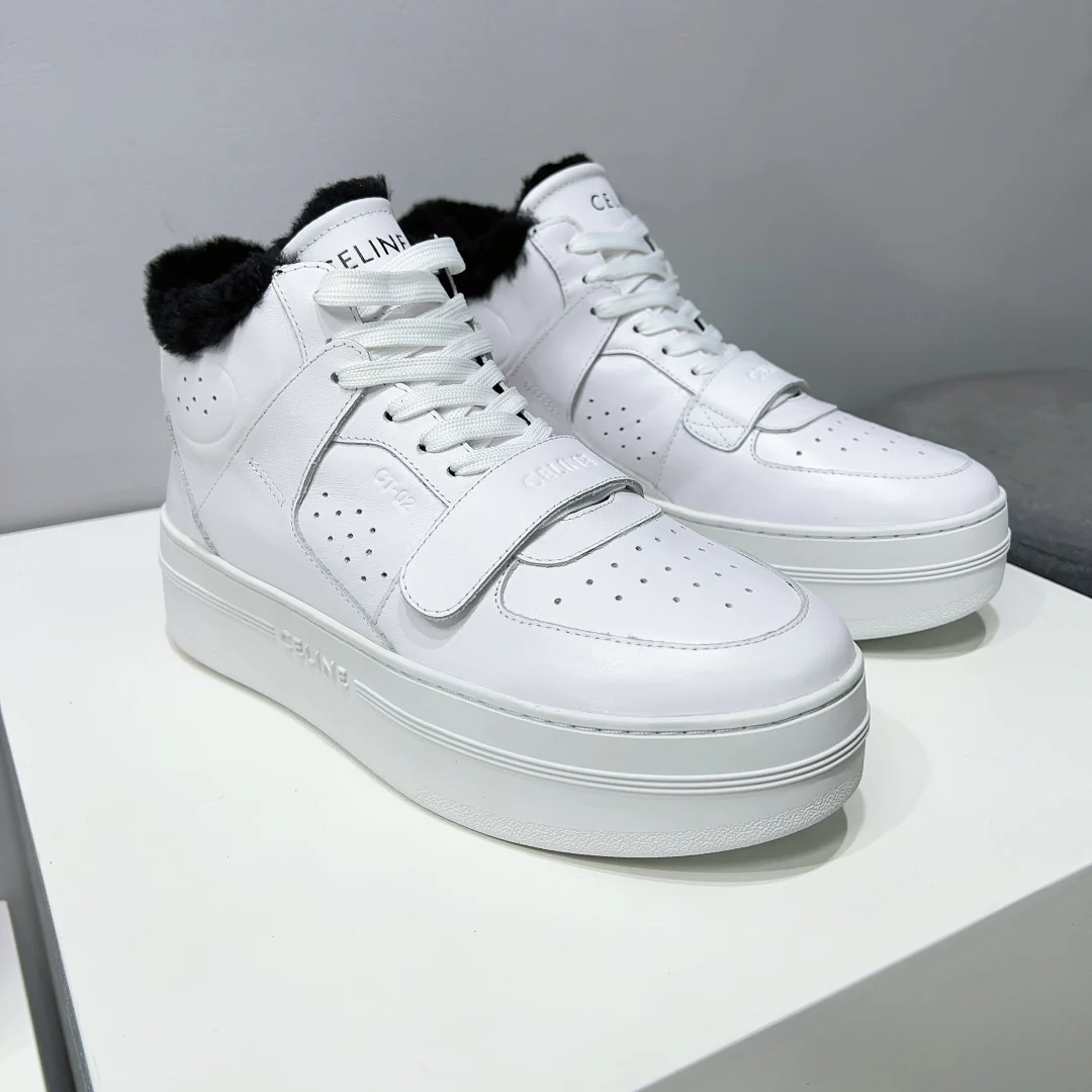 Новинка осенне-зимней коллекции Celine 2022 — высокие кеды на платформе с меховой отделкой — белые.
