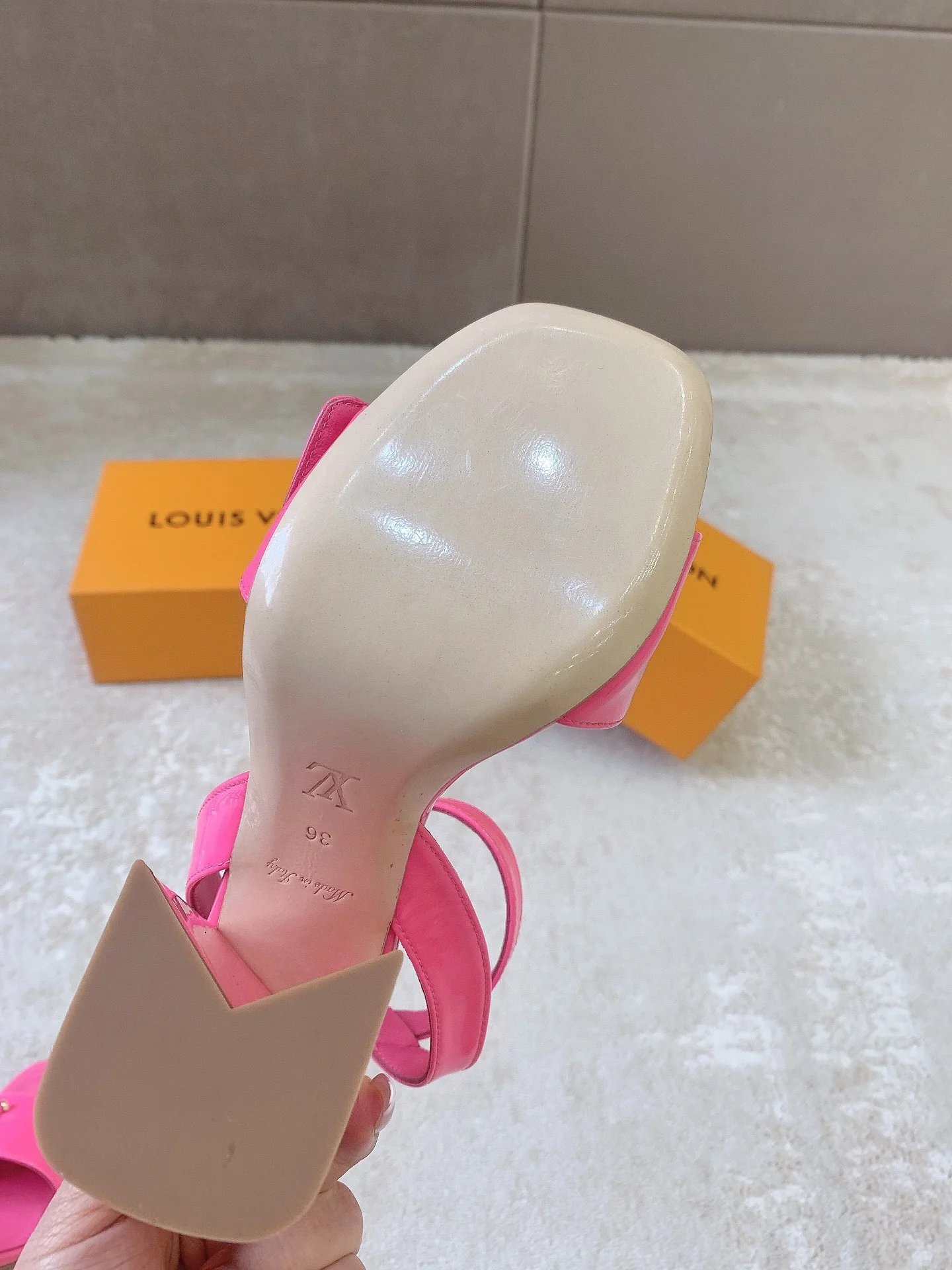 Новинка сезона весна/лето 2023 от LV - Босоножки на высоком каблуке - Ярко-розовые