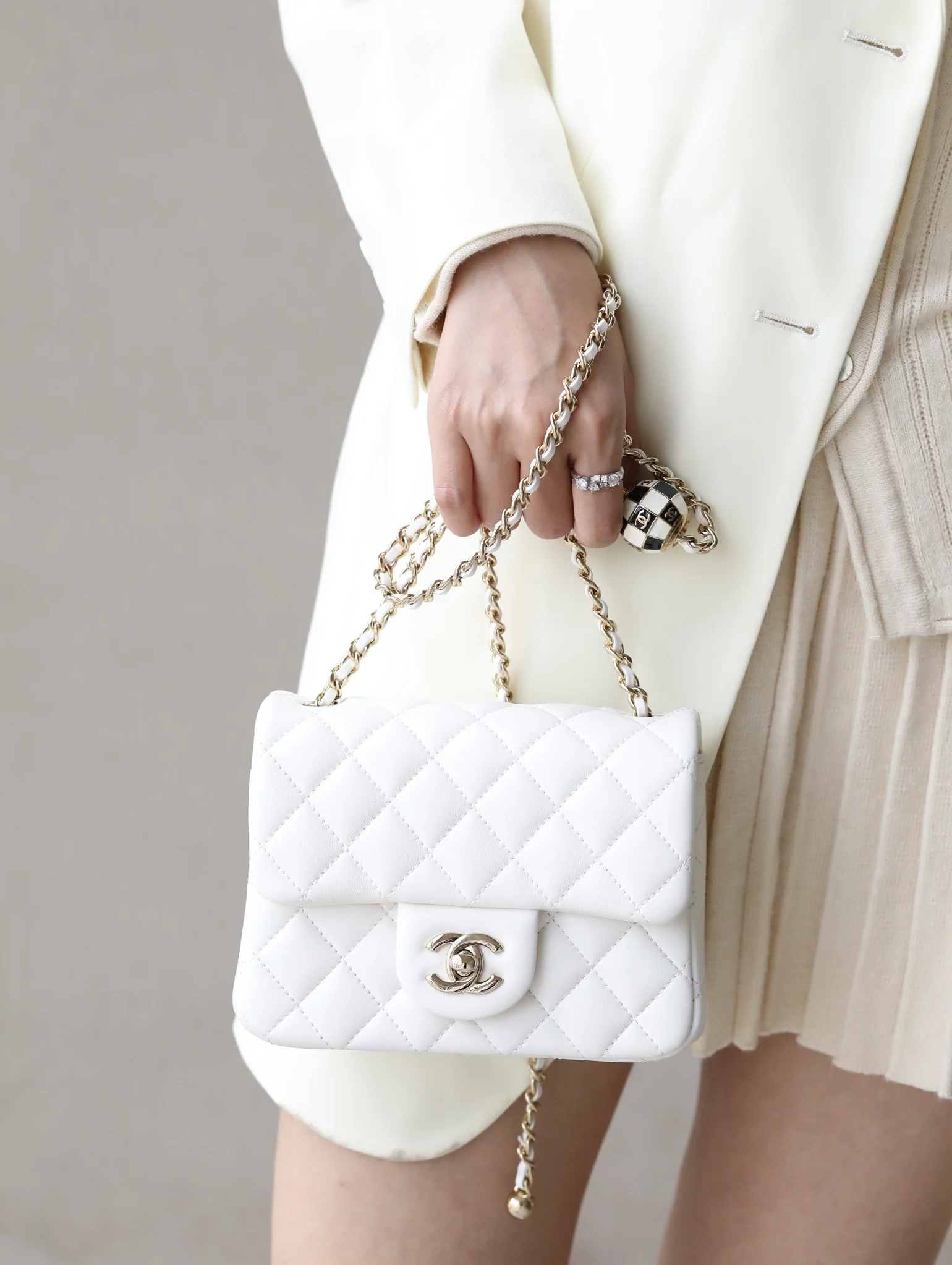 Новые поступления Chanel весна/лето 2023 - Футбольная серия - Сумка CF - Белая - Фотографии в действии