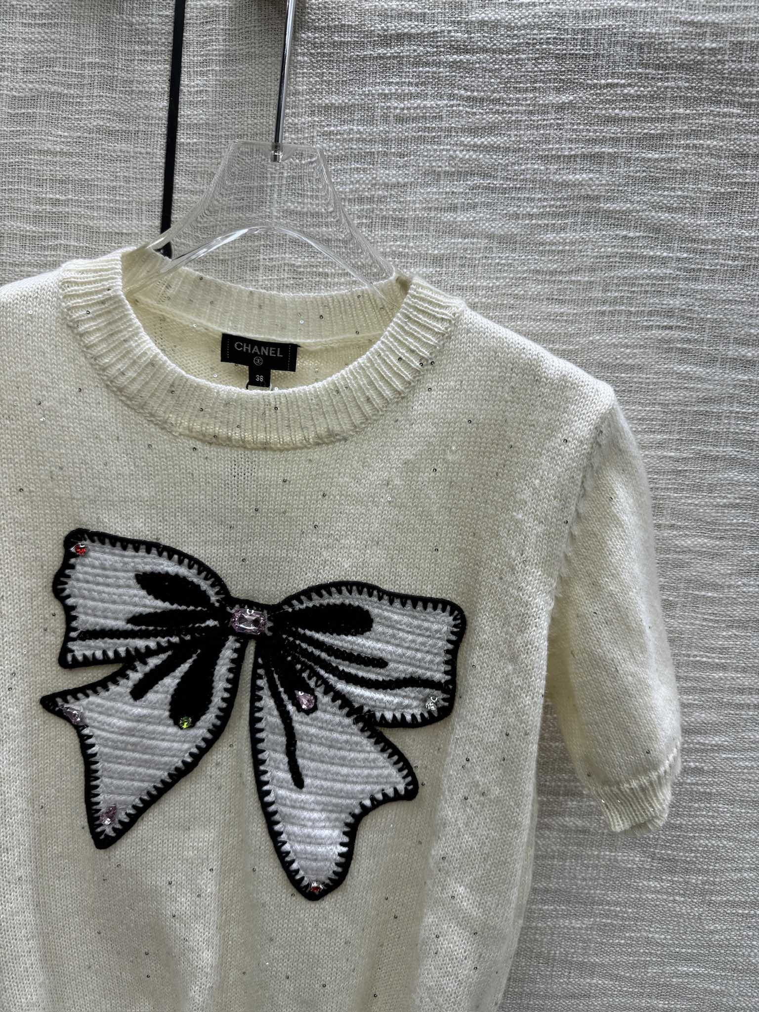 Футболка Chanel 2403 с вышитым бантом, трикотажная, с короткими рукавами, абрикосового цвета.