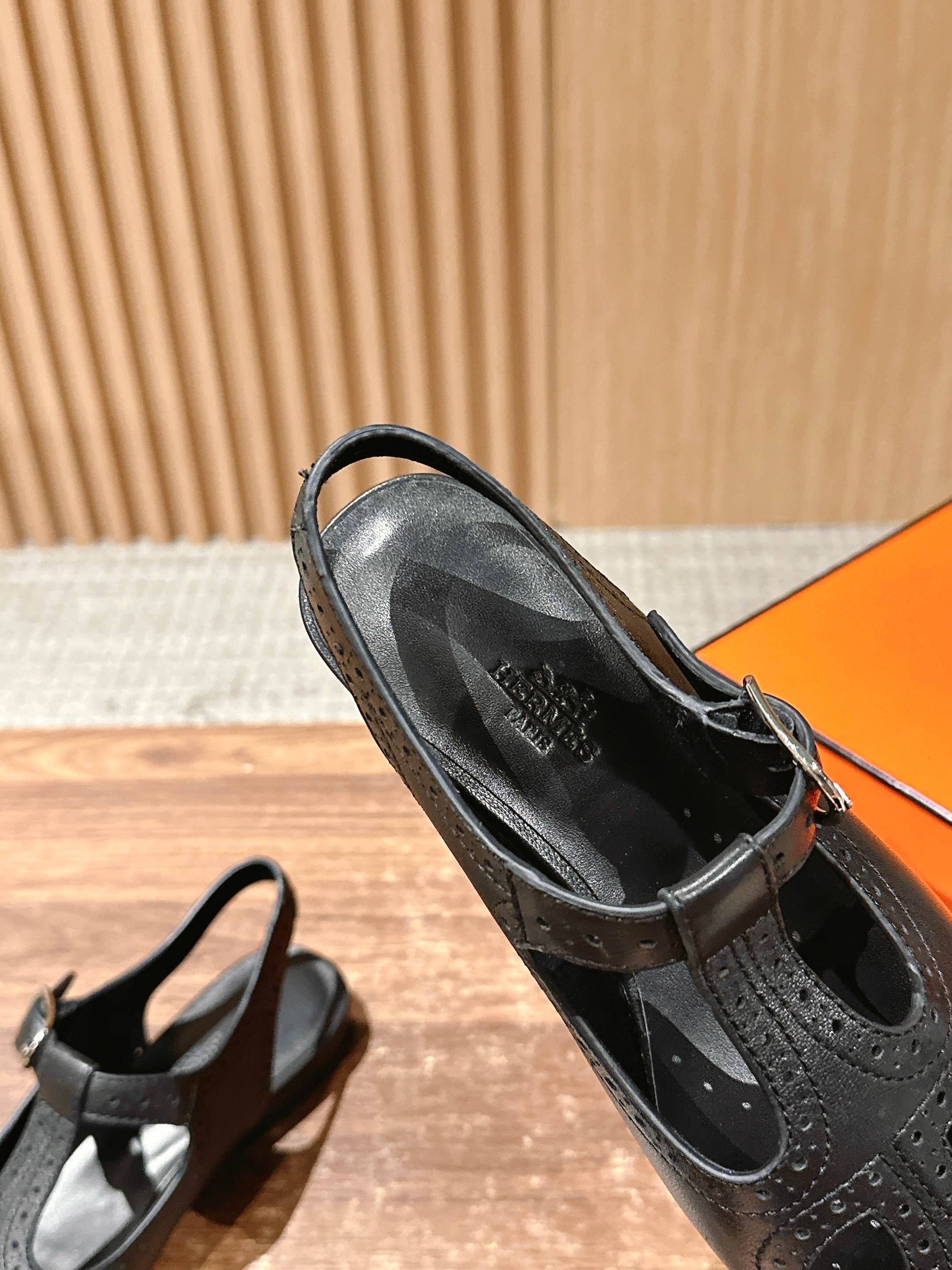 Кожаные сандалии-гилли Hermes с открытой пяткой - черные