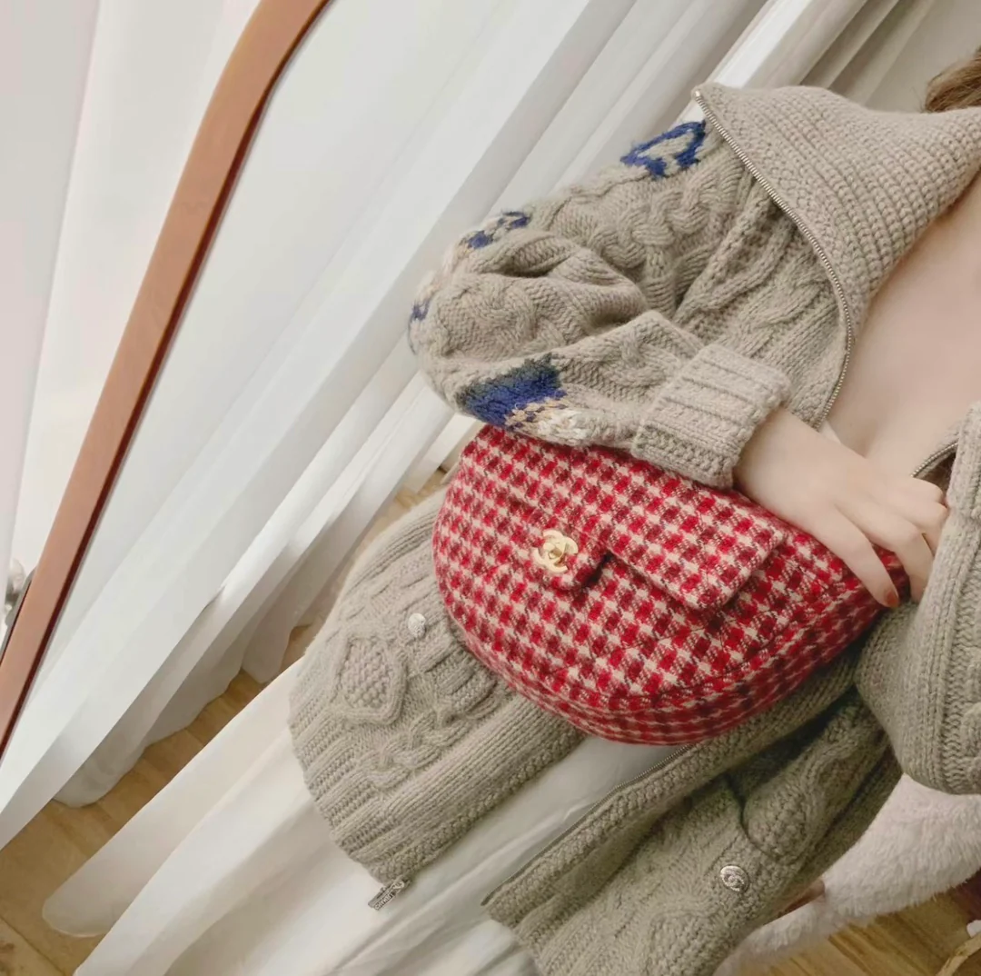 Сумка-хобо Chanel-Plover в красную клетку, полумесяц