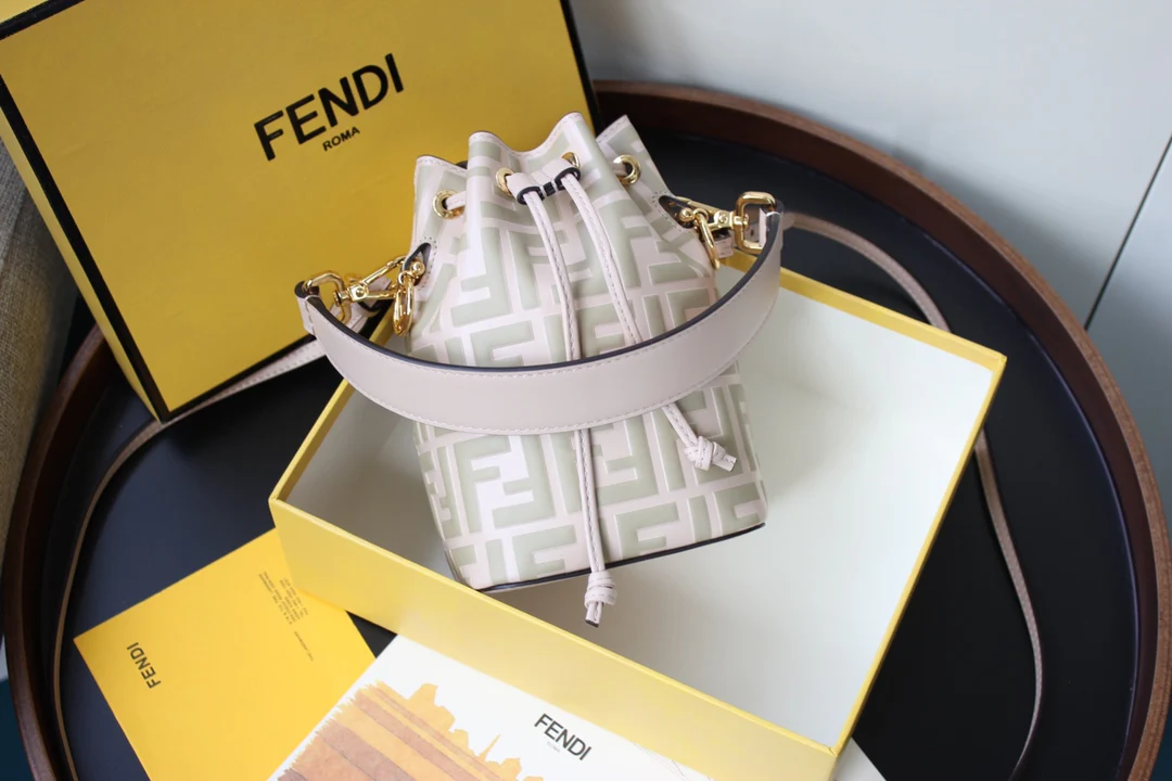 Мини-сумка-ведро Fendi Mon Tresor из абрикосовой кожи