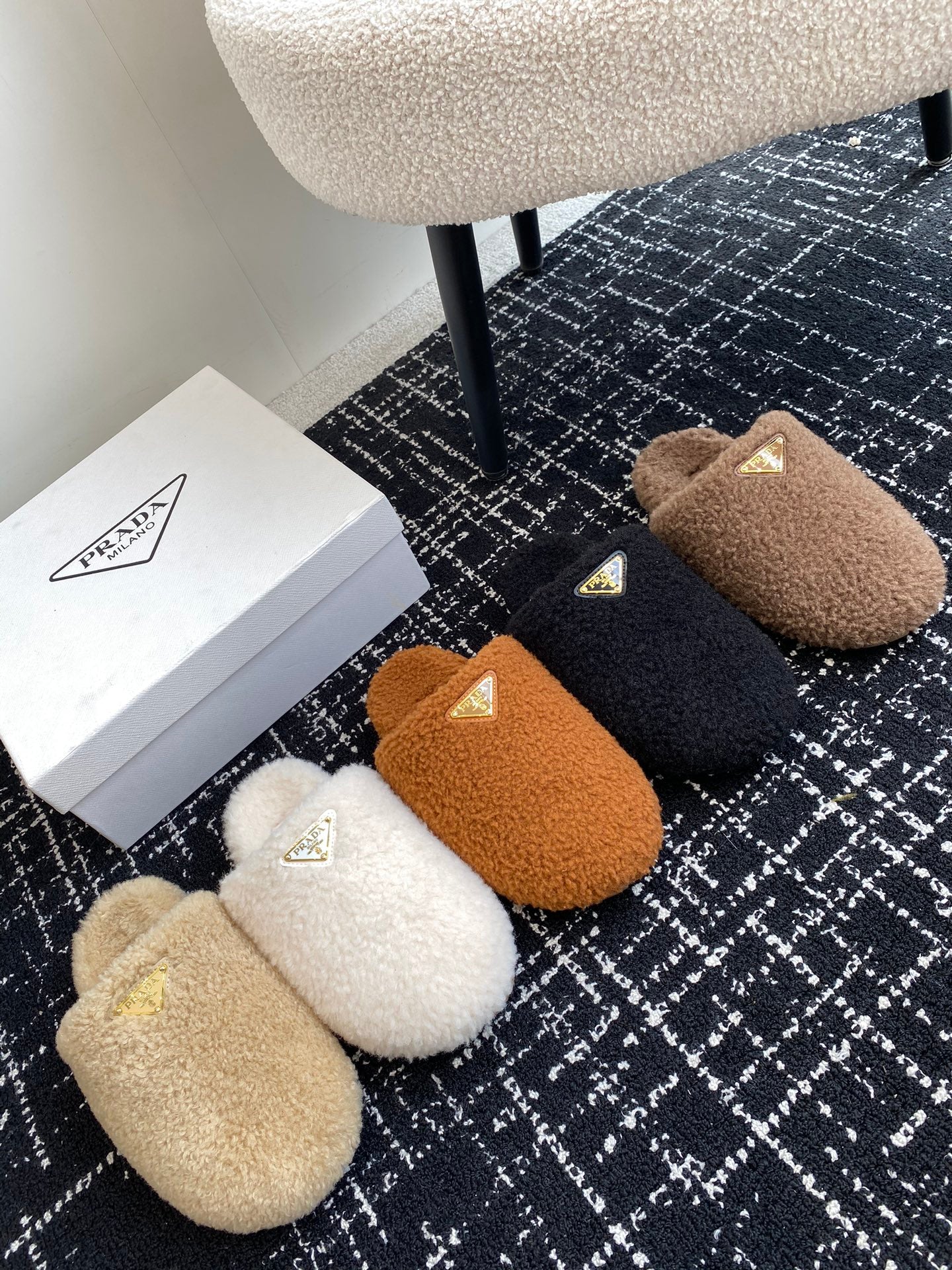 Шерстяные тапочки Miu Miu 2024 — изображение коллекции