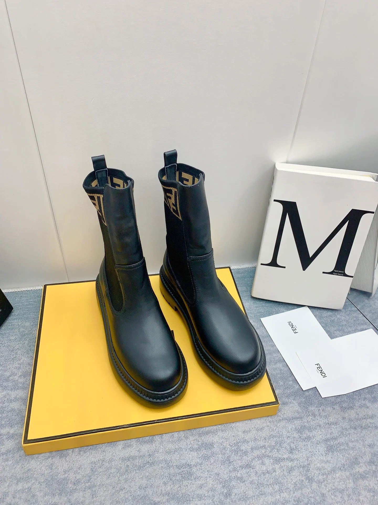 Новинка сезона осень/зима 2023 от Fendi - Ботильоны с монограммой - Черные