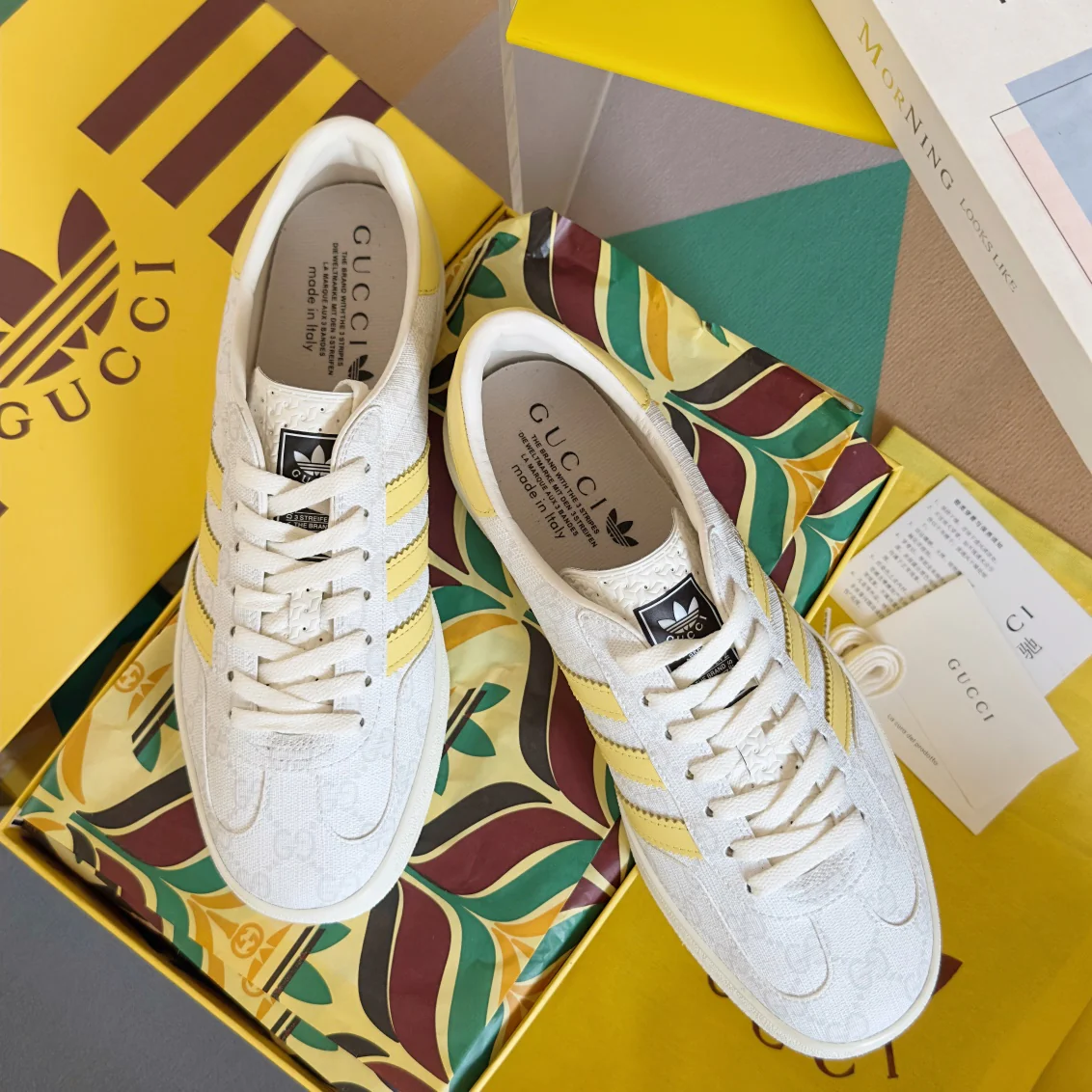 Скейтборд Gucci 2024 с логотипом по всей поверхности - белый.