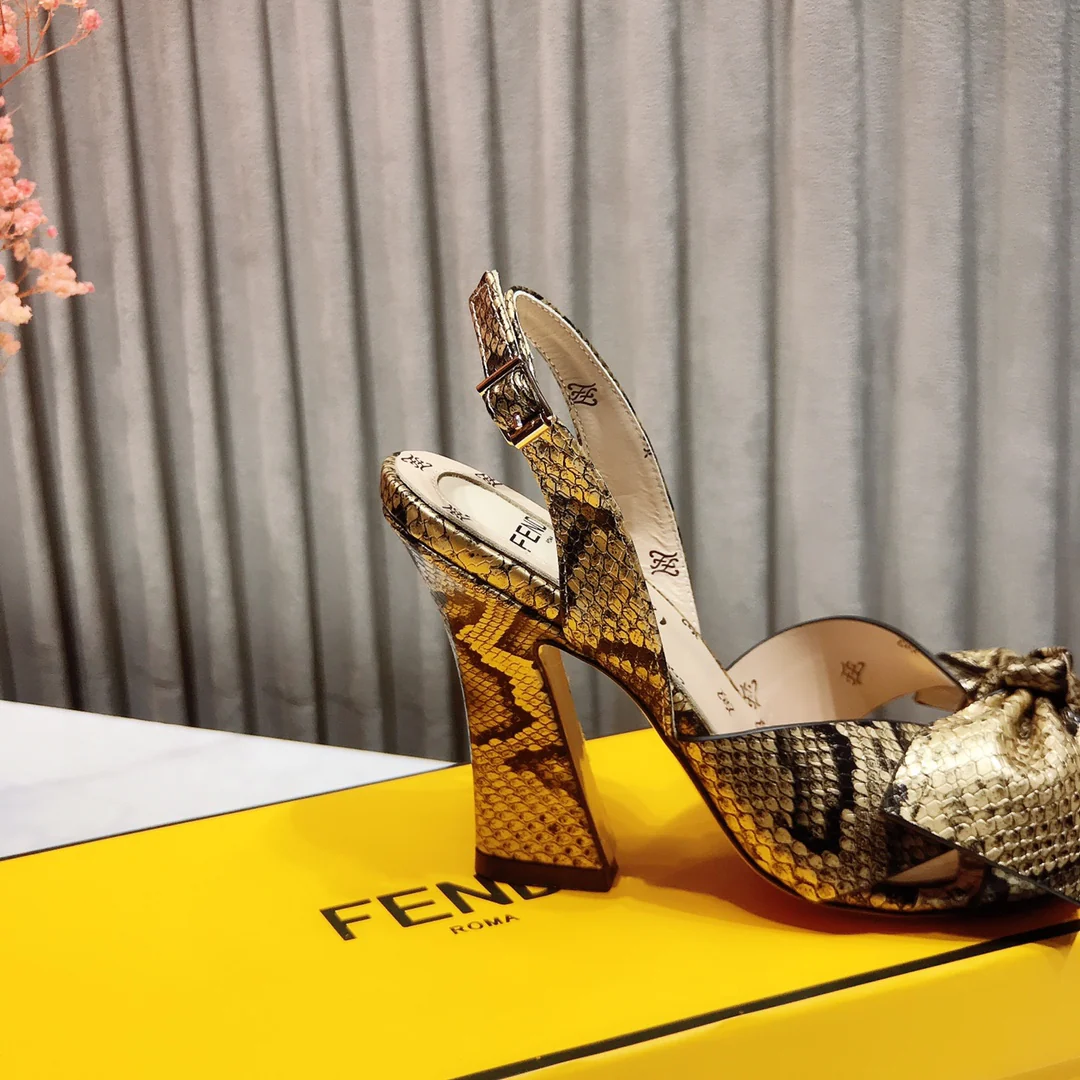 Весенние сандалии на высоком каблуке Fendi 2022 года - золотистые