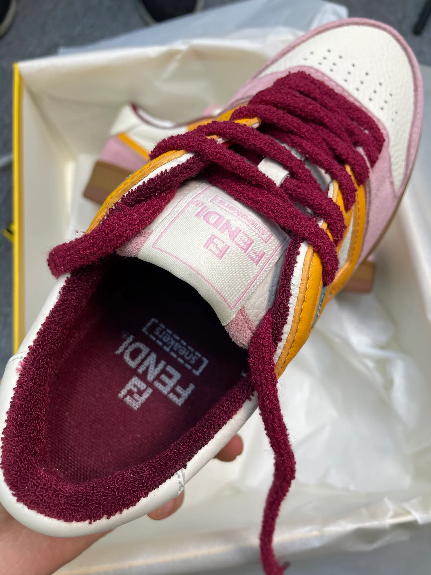 Розовые кроссовки Fendi - повседневная обувь