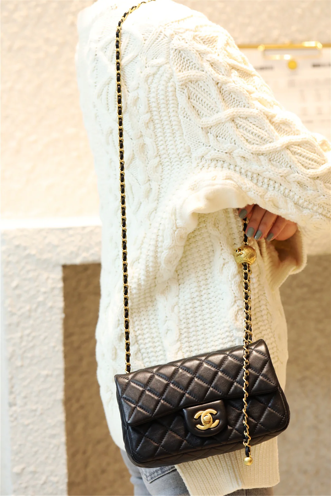 Chanel - Золотая сумка-клапан с шариком из углеродного волокна