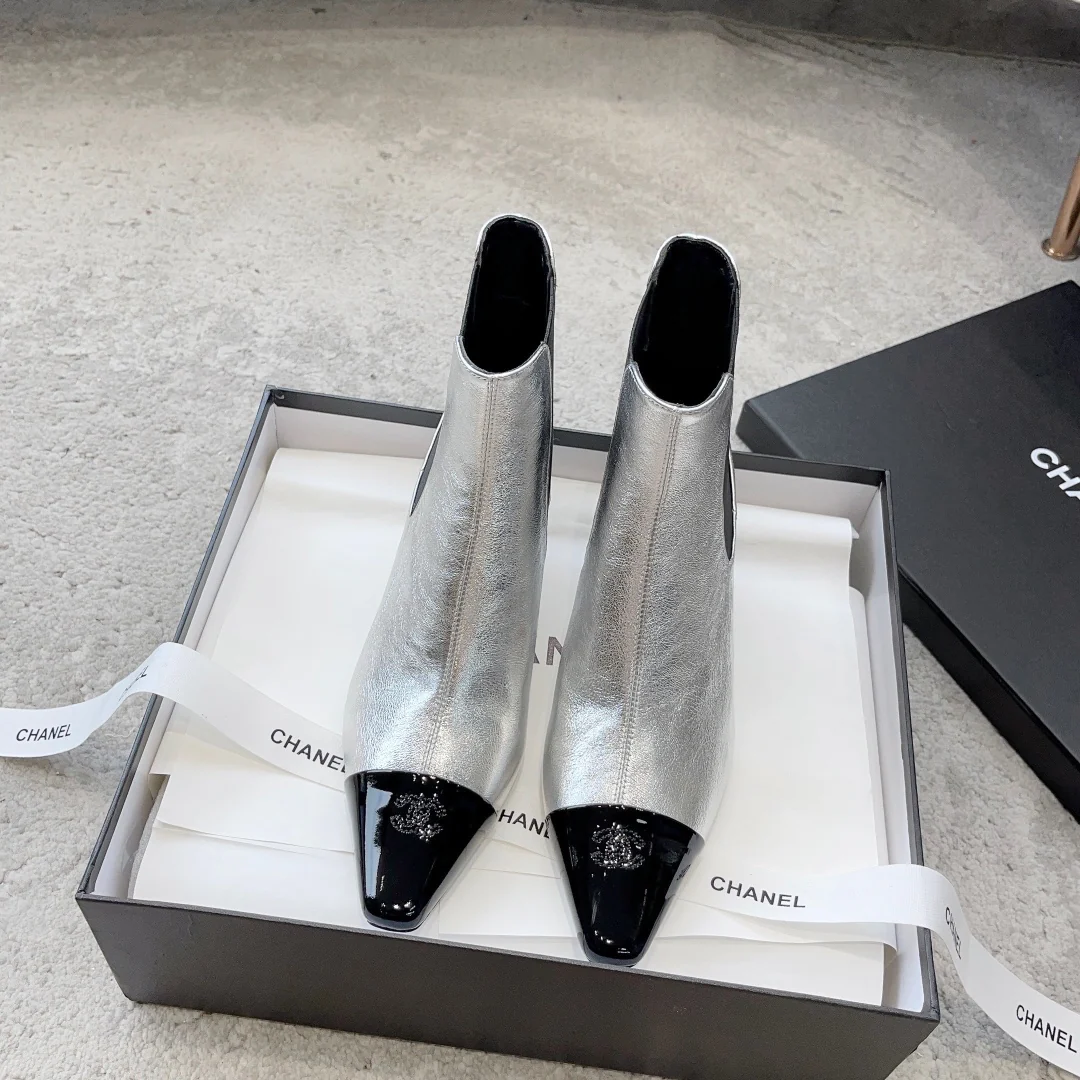 Новинка сезона ?Ранняя осень 2023? от Chanel — ботильоны ?Челси? на низком каблуке — серебристые.