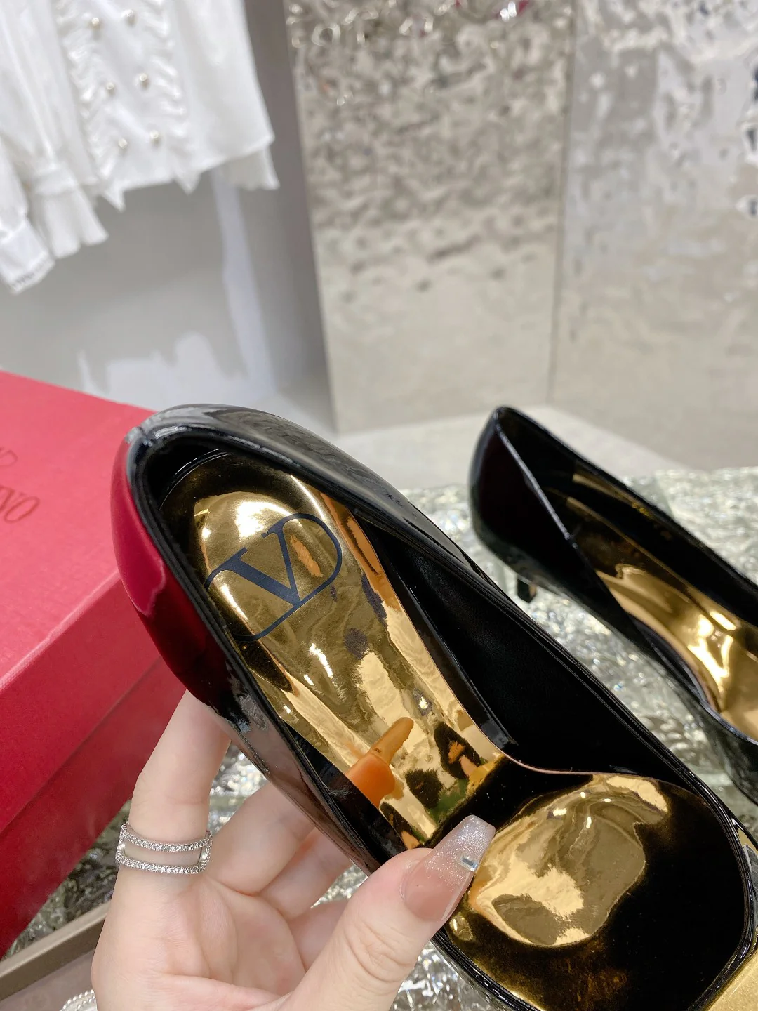 Valentino - Новинка начала осени 2022 года - Туфли на среднем каблуке с заклепками