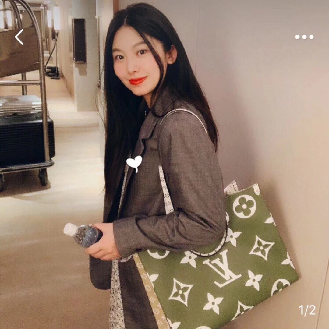 Фотография сумки LV Onthego Square, надетой на тело.