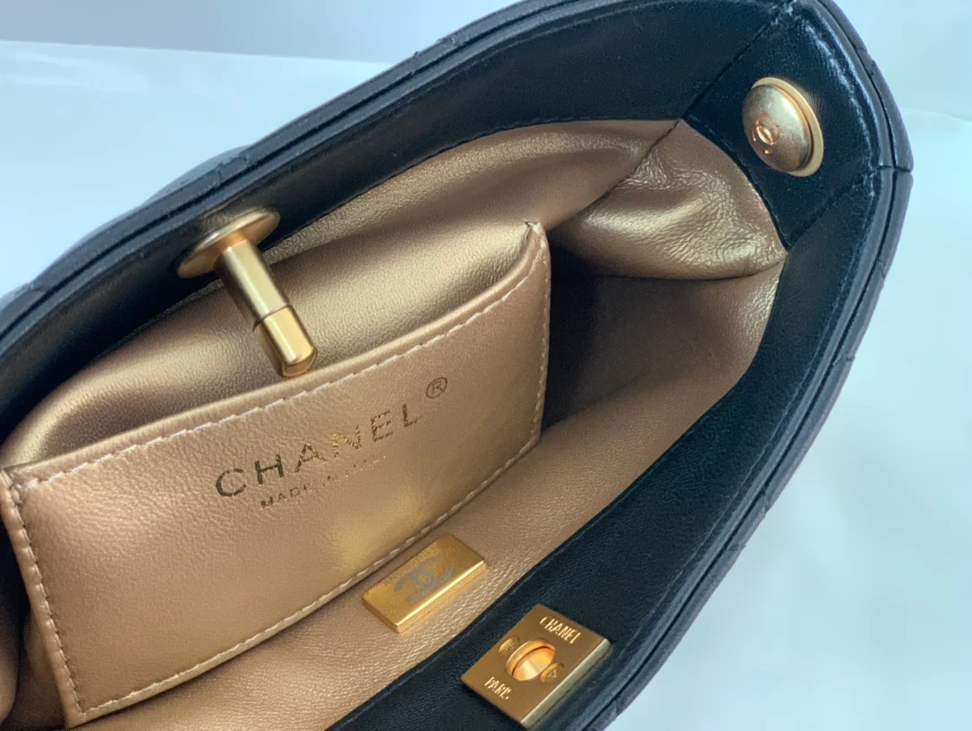 Коллекция Chanel Весна/Лето 2022 - Сумка-хобо Golden Globe - Маленькая - 1