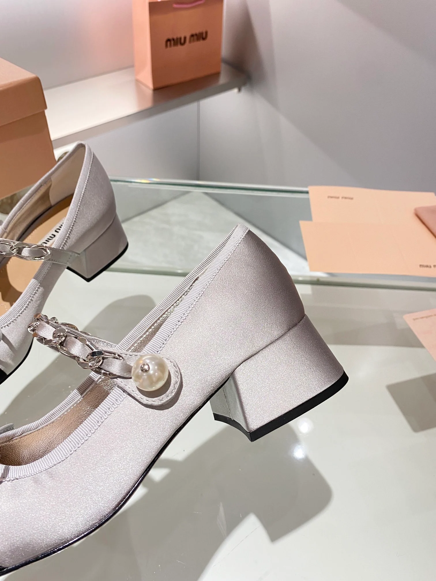 Новинки коллекции Miu Miu осень/зима 2023 - Балетки - Туфли на низком каблуке - Серебристые