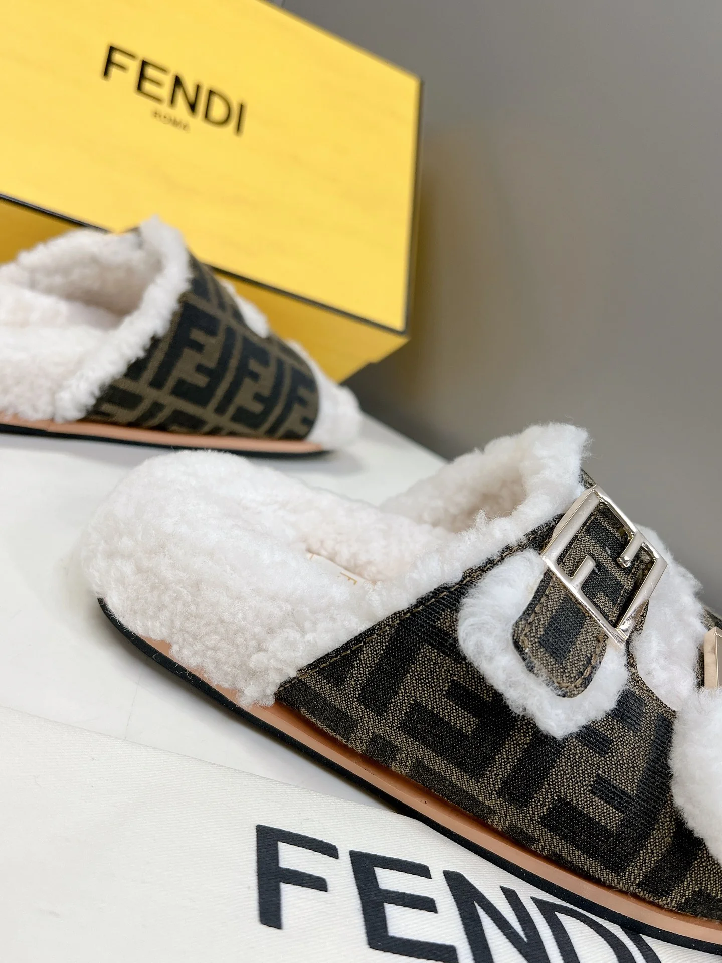 Fendi - Новинка сезона осень/зима 2022 - Меховые тапочки