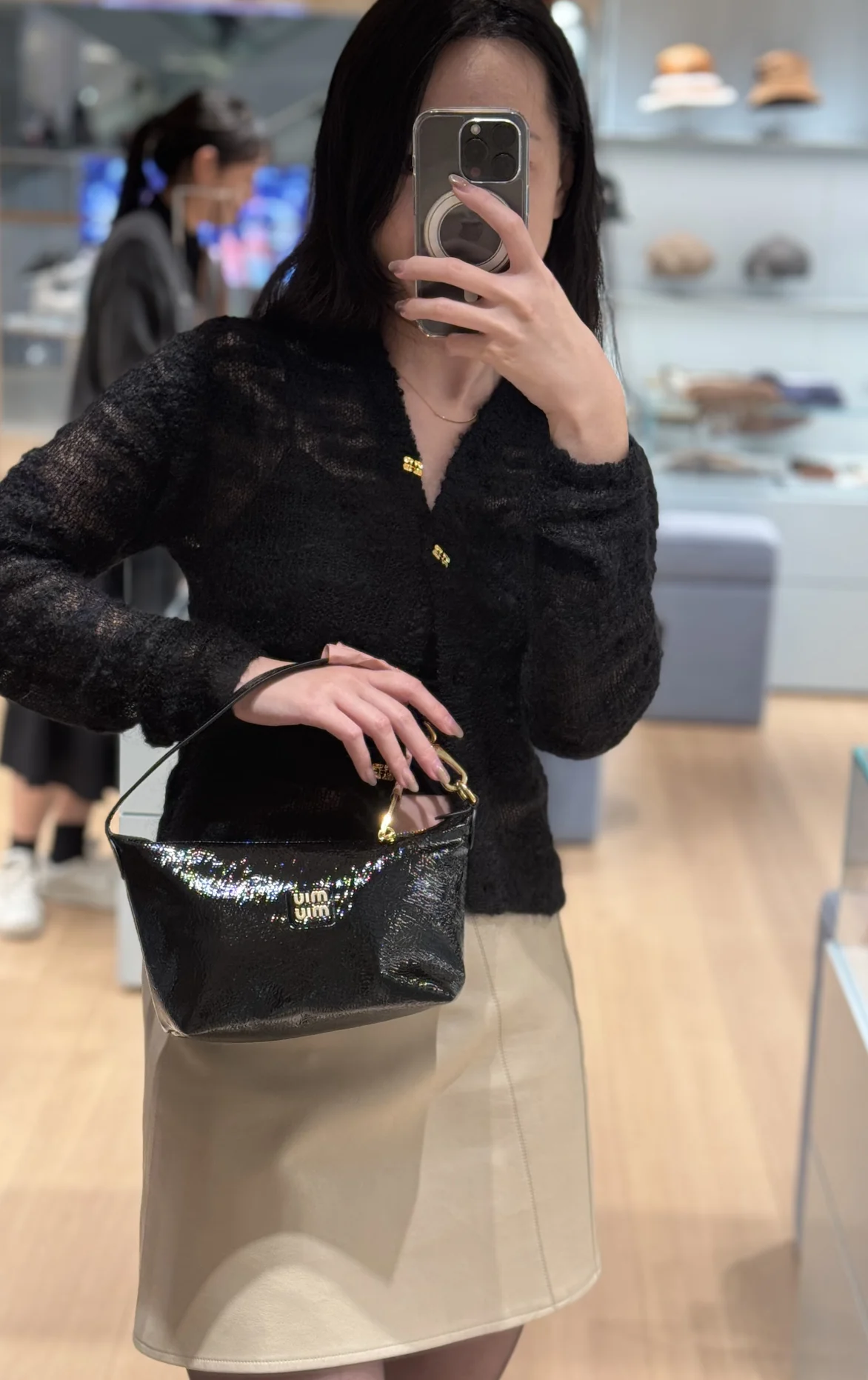 Косметичка/сумка для обеда Miu Miu из лакированной кожи — фото в действии.