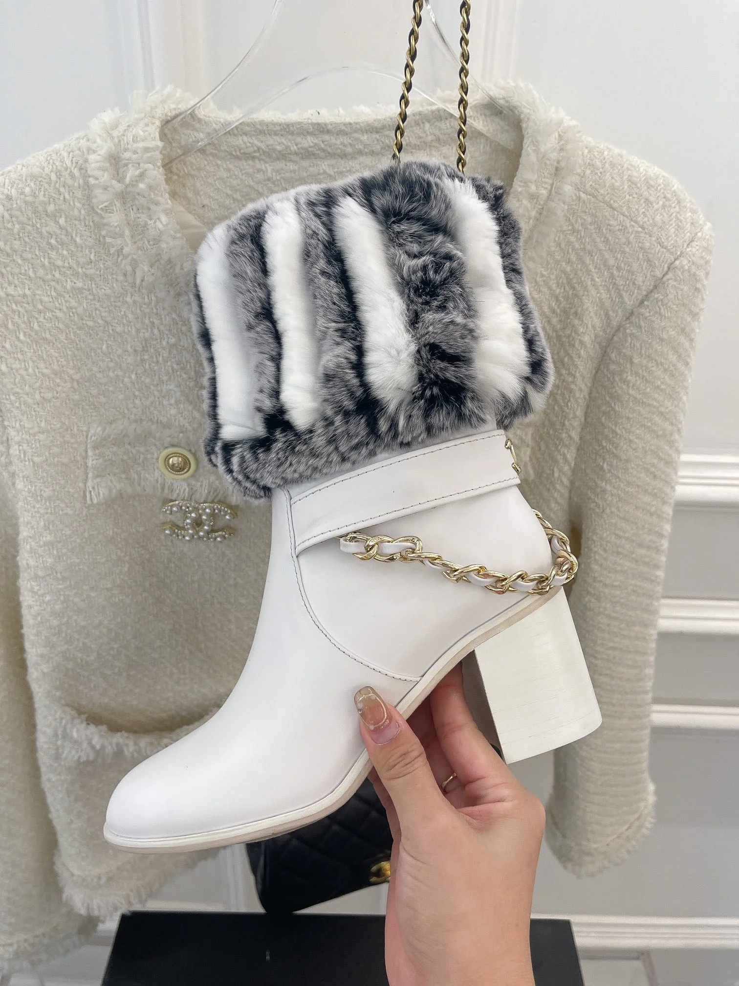 Новинка весны 2022 года от Chanel - Ботильоны на массивном меховом каблуке - Белые