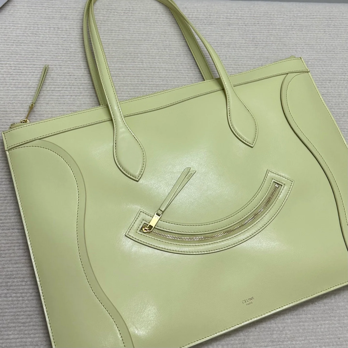 Новинка сезона весна/лето 2026 от Celine - Сумка с изображением смайлика - Желтая