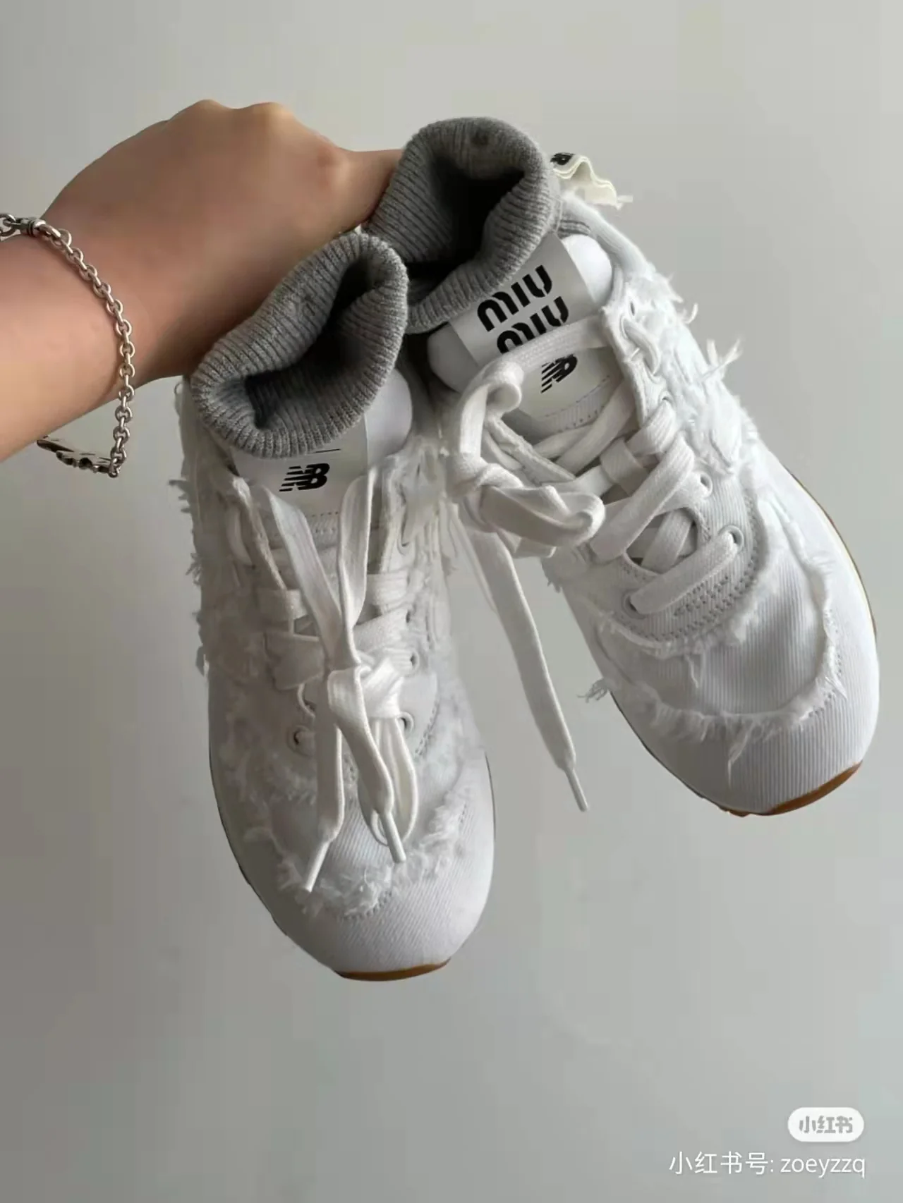 Повседневная обувь и кроссовки, созданные в сотрудничестве с Miu Miu.