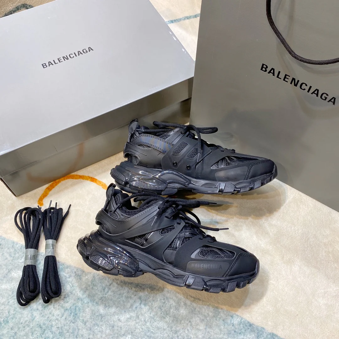 Массивные кроссовки Balenciaga — модель унисекс.