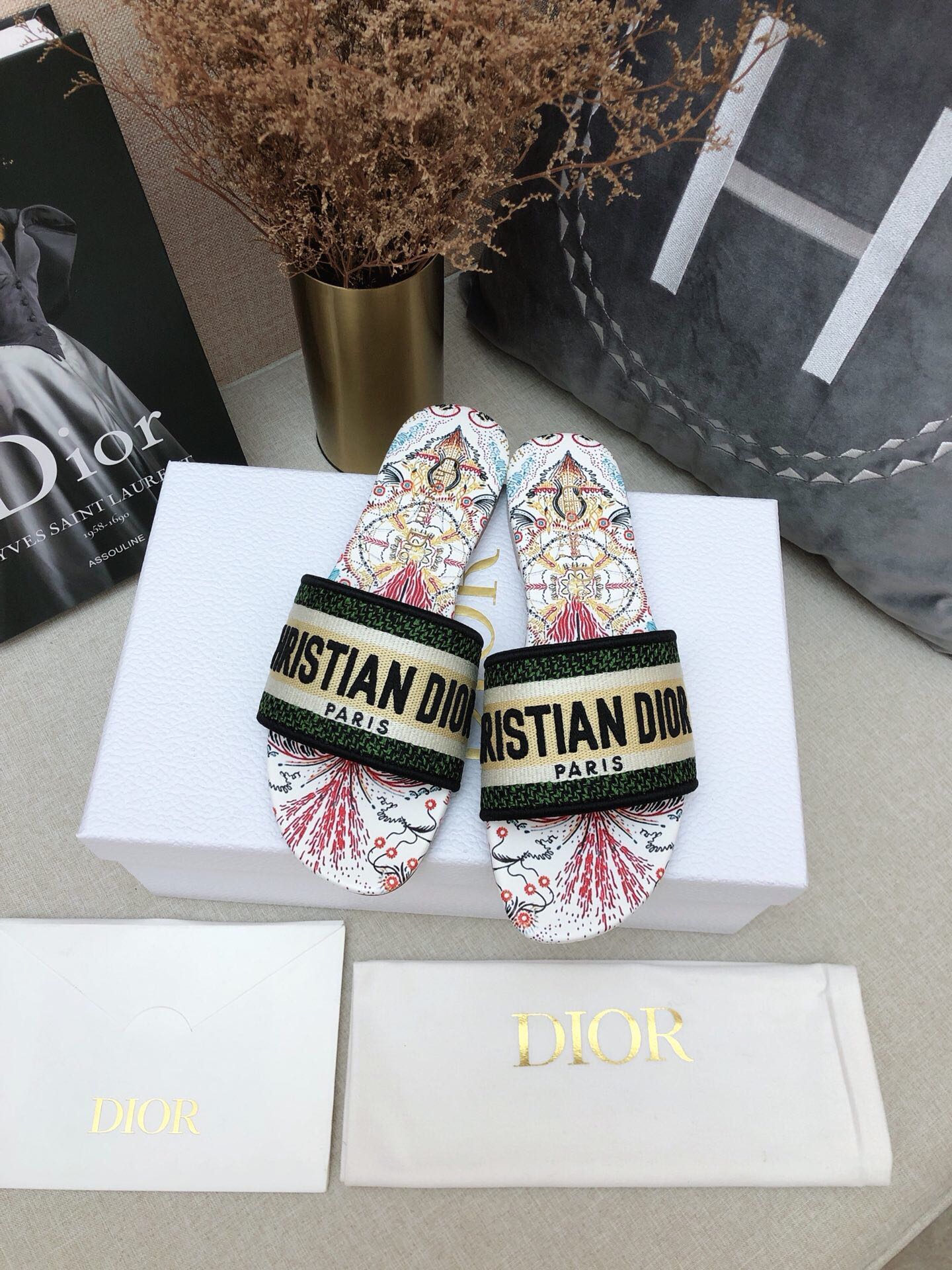 Новинка весенней коллекции Dior 2022 года - вышитые тапочки - дизайн 