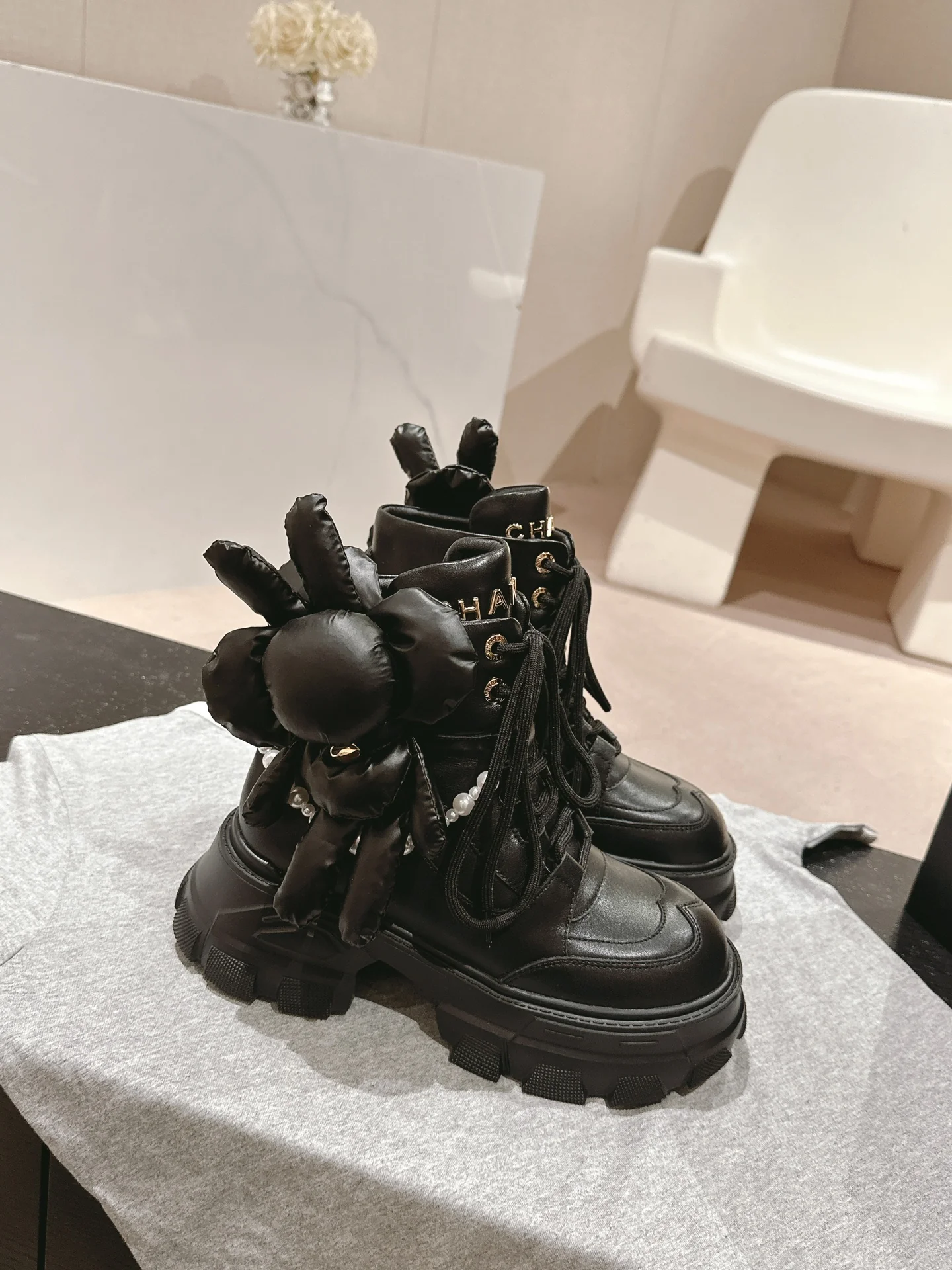 Высокие кеды на платформе Chanel 2024 — черные