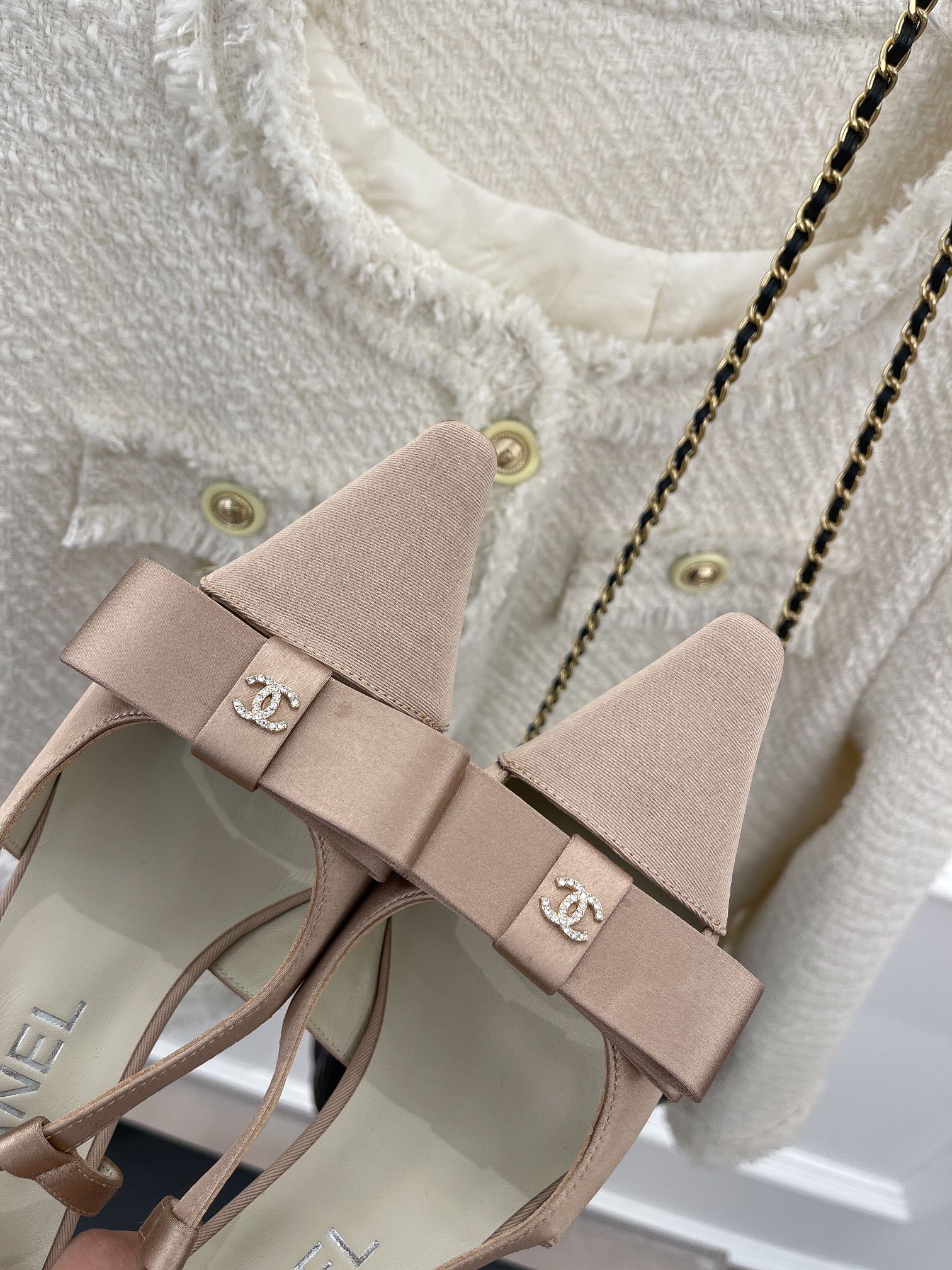 Новинка сезона весна/лето 2023 от Chanel - винтажные босоножки на высоком каблуке с бантом - 5 см - розовые