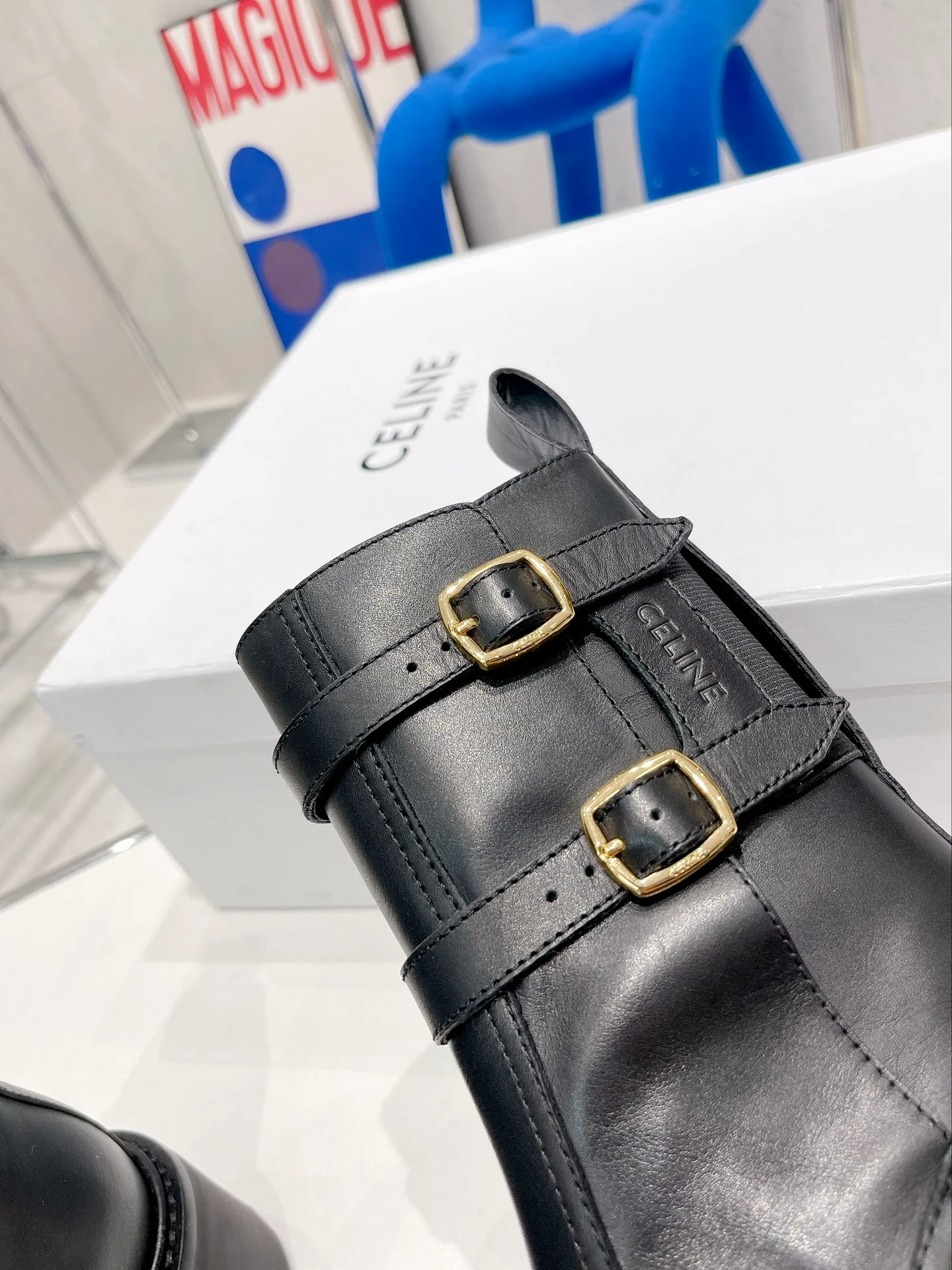 Новинка сезона осень/зима 2022 от Celine — ботинки с двойной кожаной пряжкой.