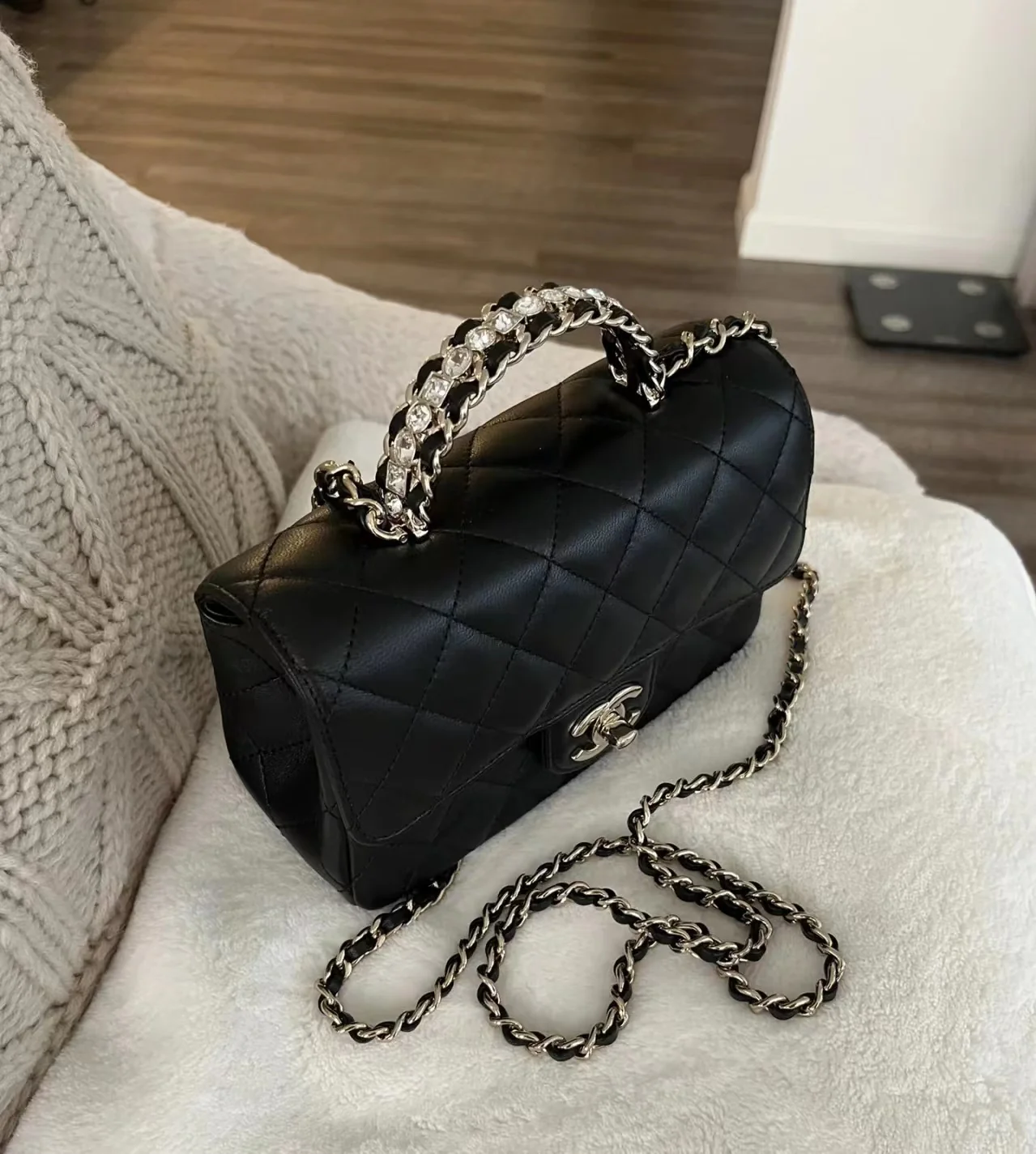 Ручка сумки Chanel 23a CF со стразами - черная