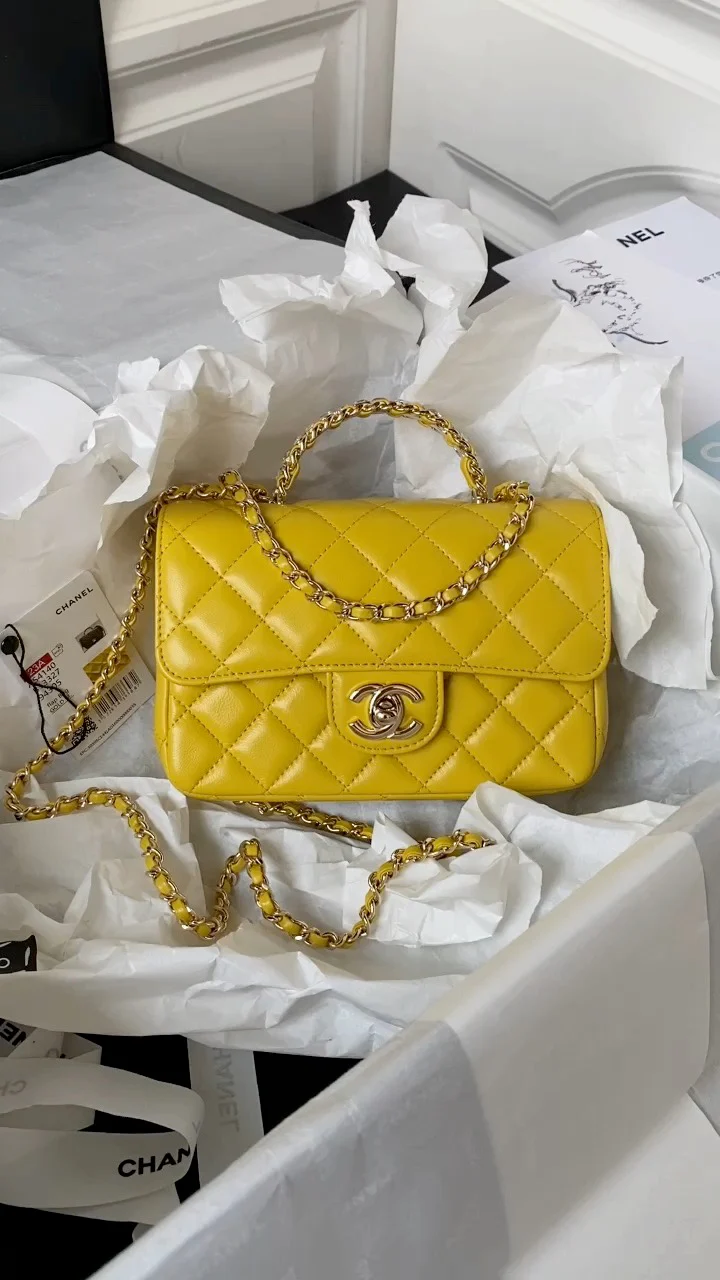 Коллекция Chanel Pre-Fall 2023 - Сумка CF с ручкой, украшенной стразами - Желтая - 18 см