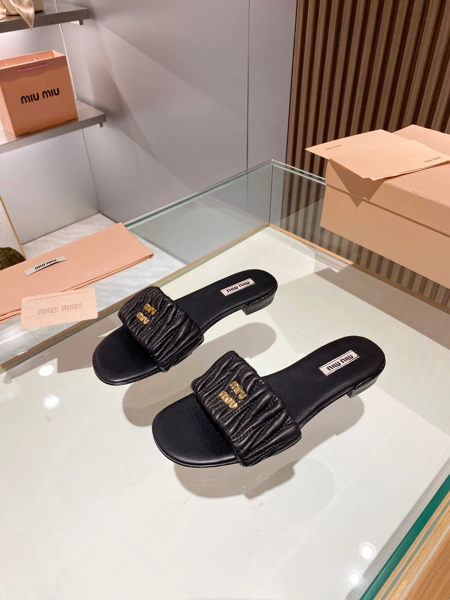 Новинка весны 2023 года от Miu Miu - плоские тапочки - черные